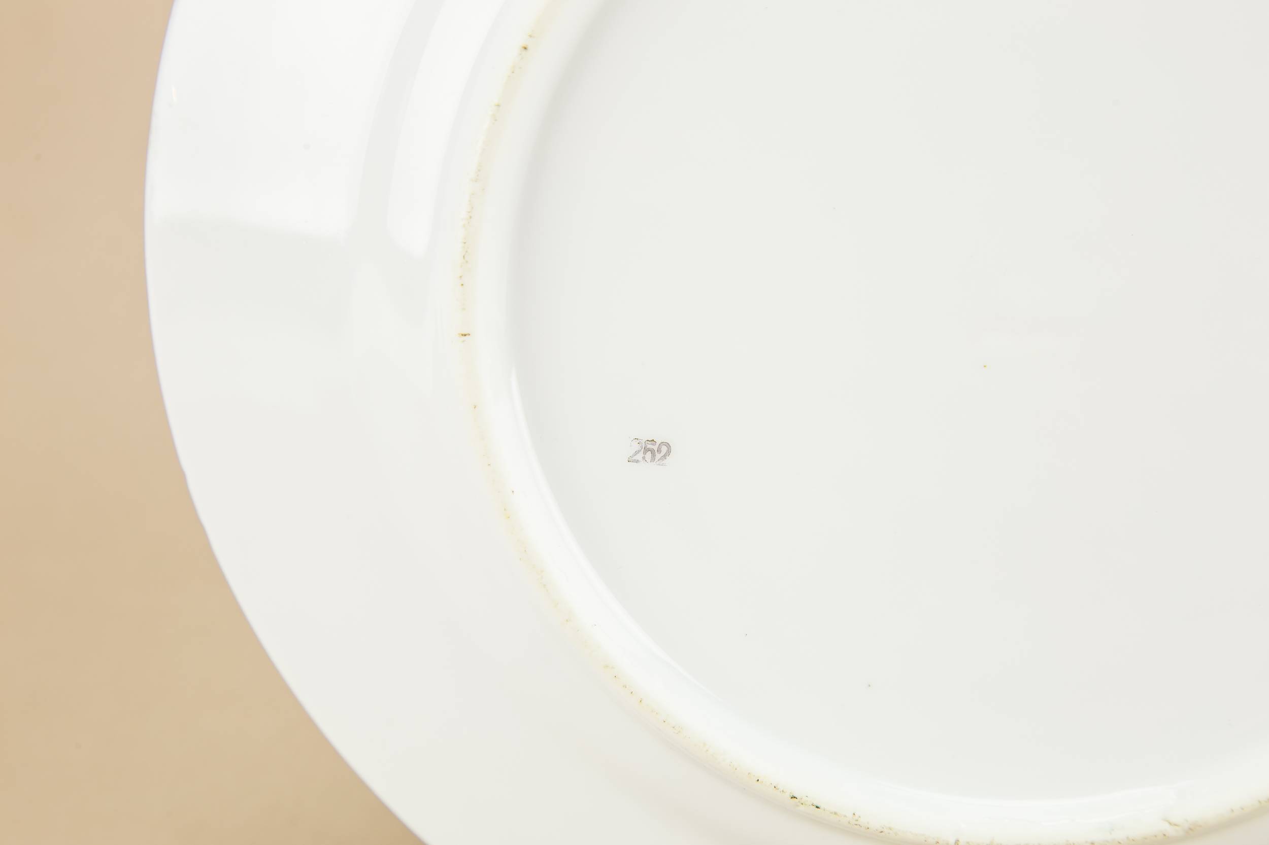 Elegant Porcelain Putti — Porcelain cake plate 4