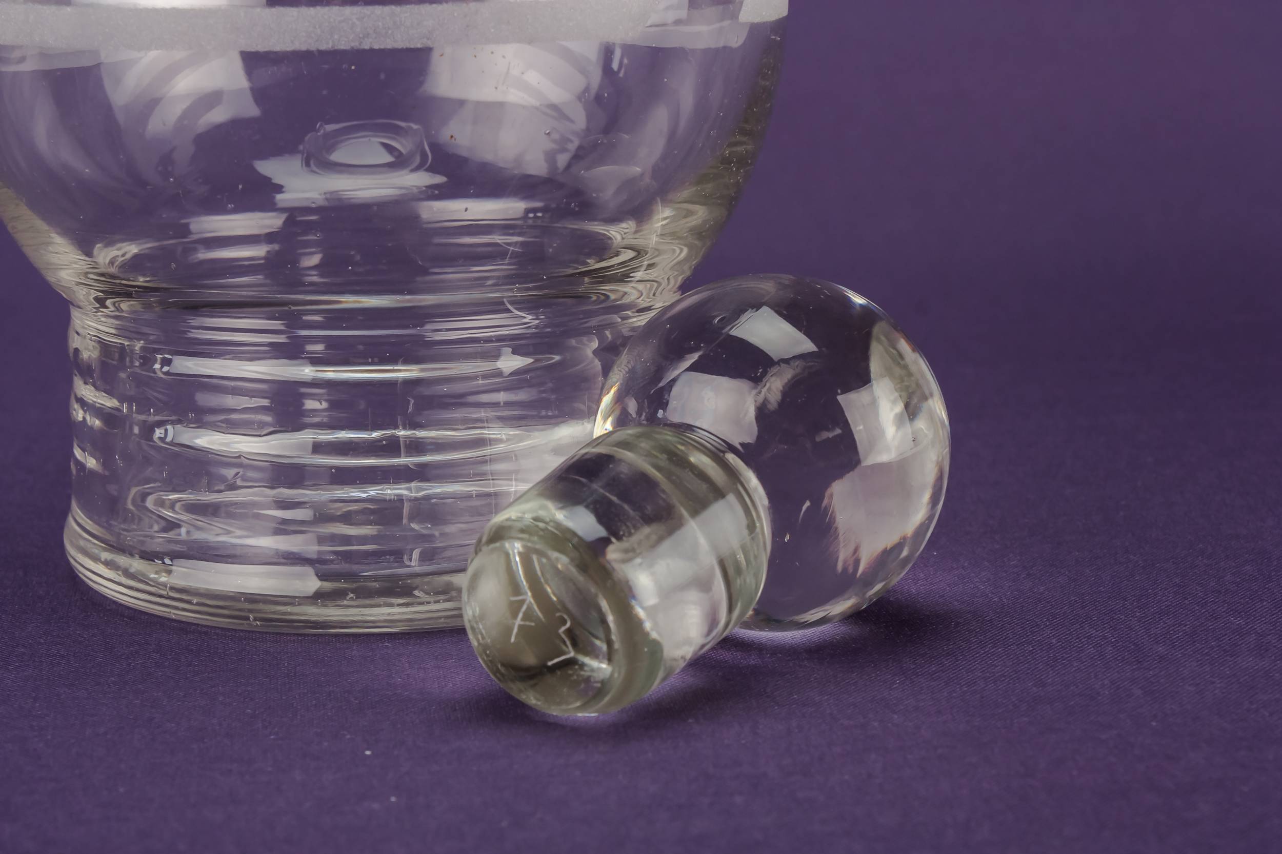 Blown Glass Vintage — Globular blown glass decanter 1