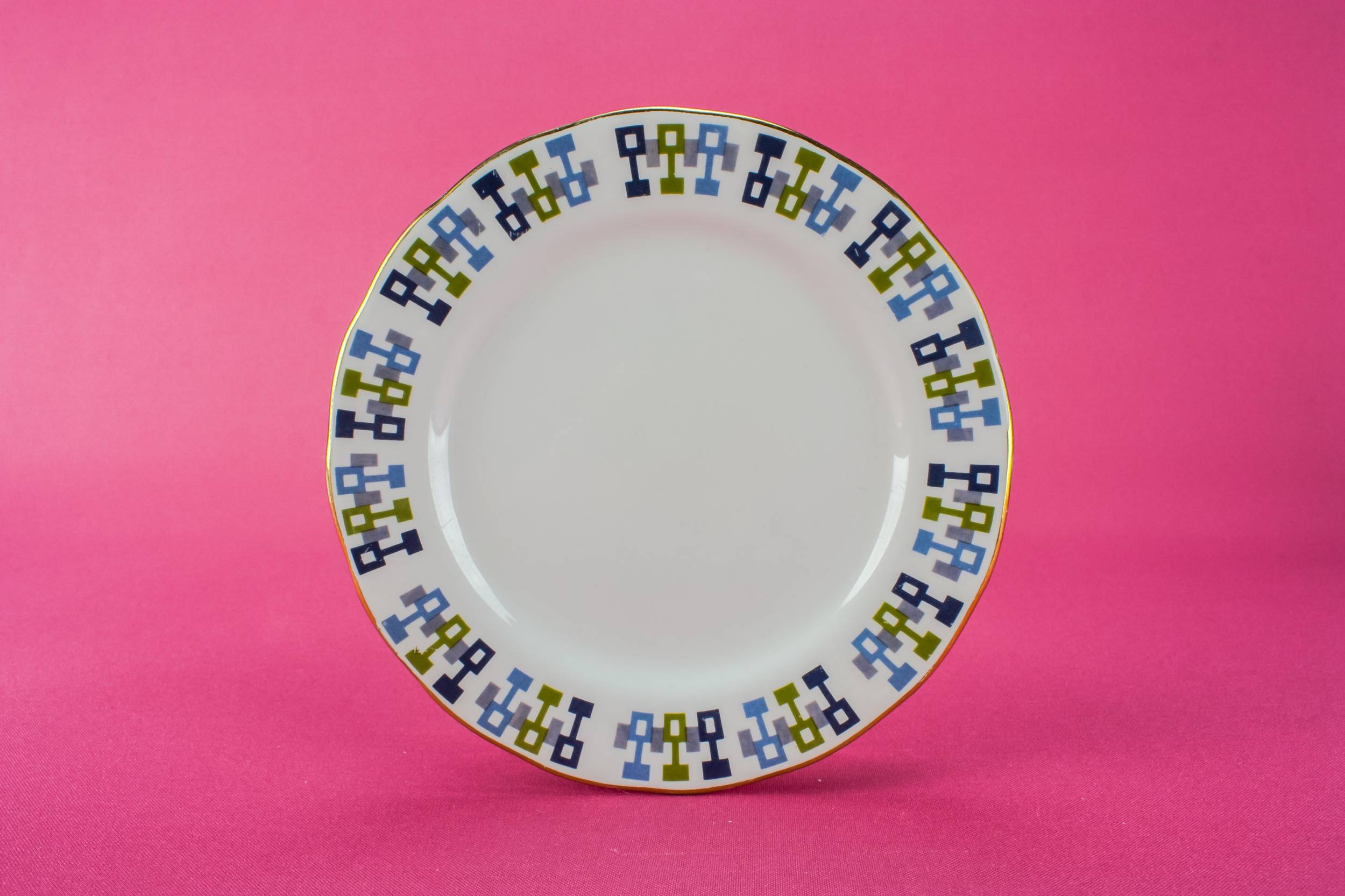 Bold Design Vintage — 6 Royal Kent bone china plates