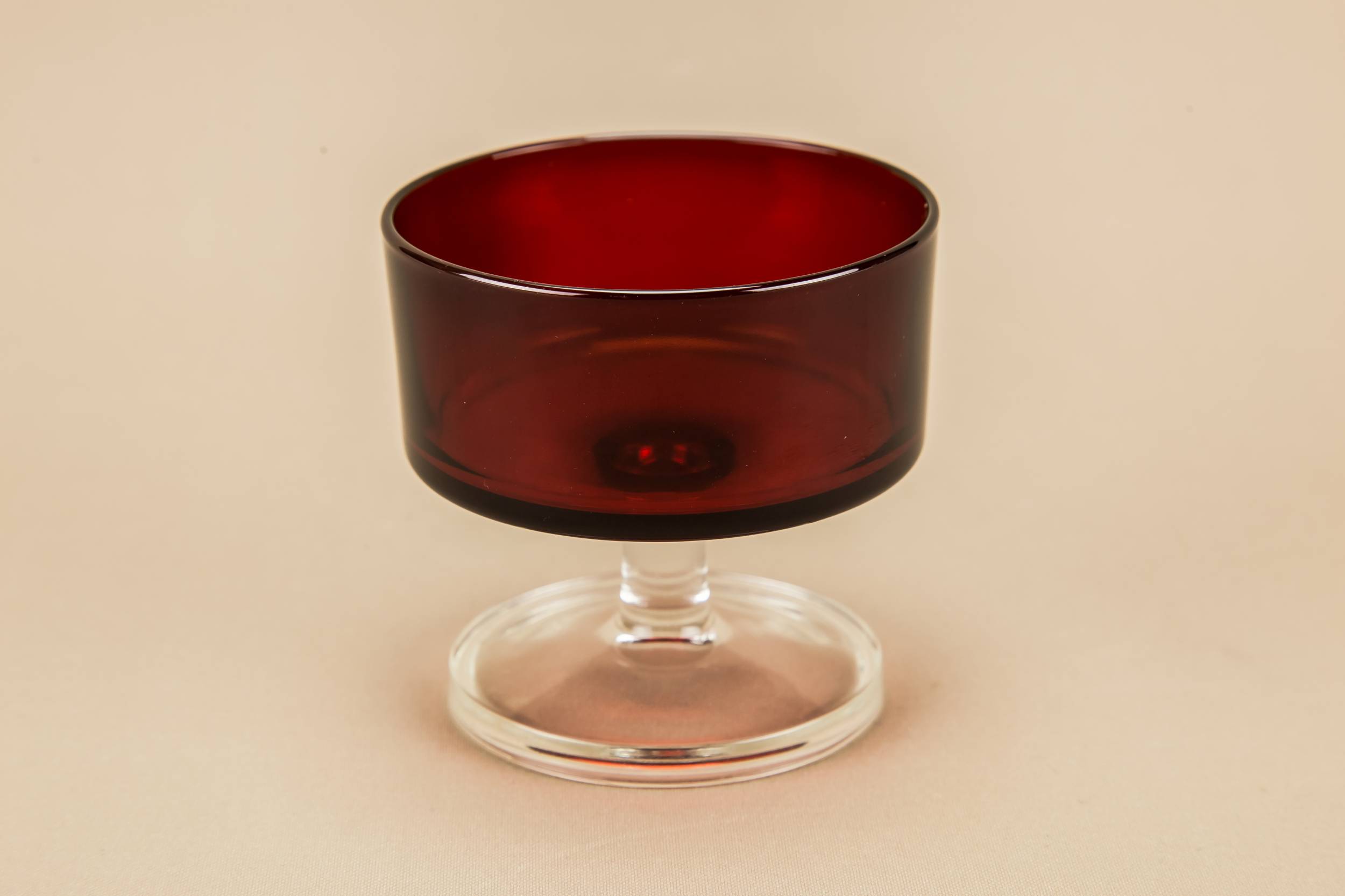 Red Modernist Arcoroc — 4 red champagne glasses
