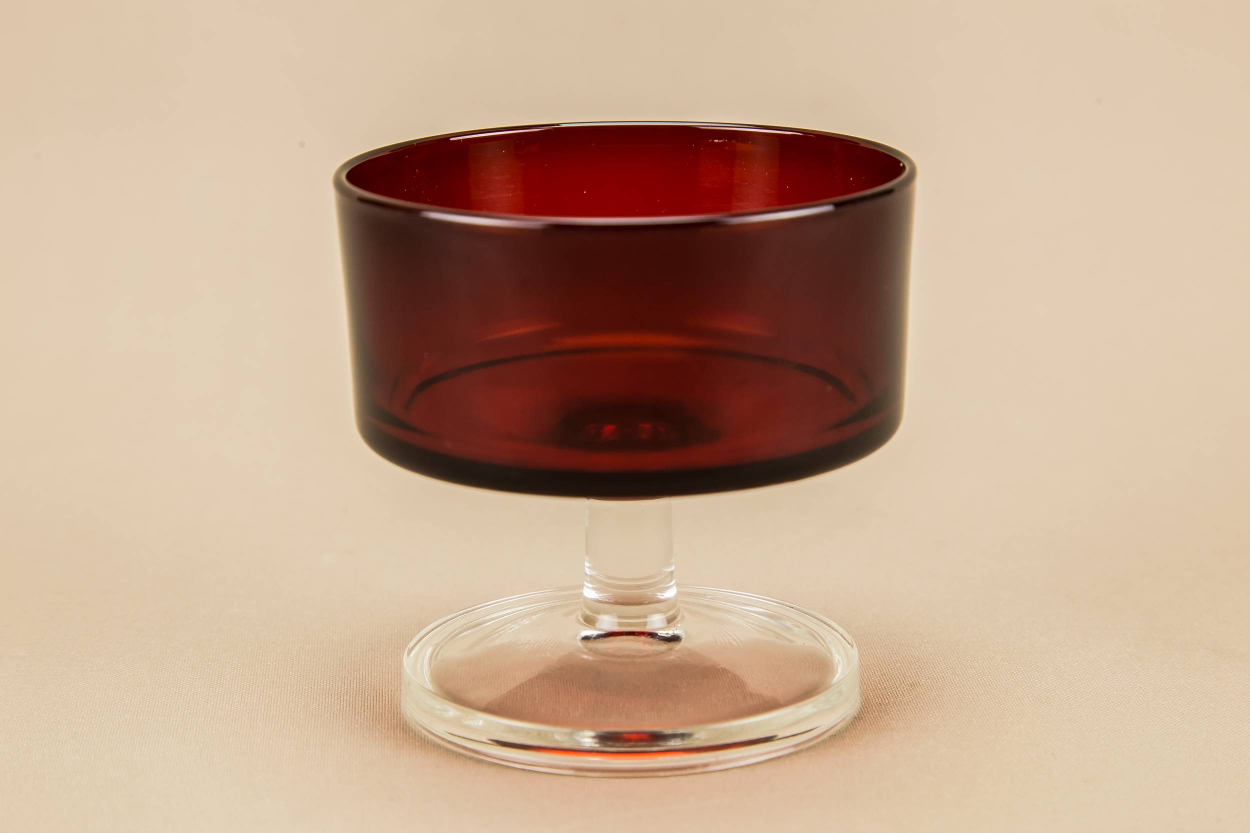 Red Modernist Arcoroc — 4 red champagne glasses 1