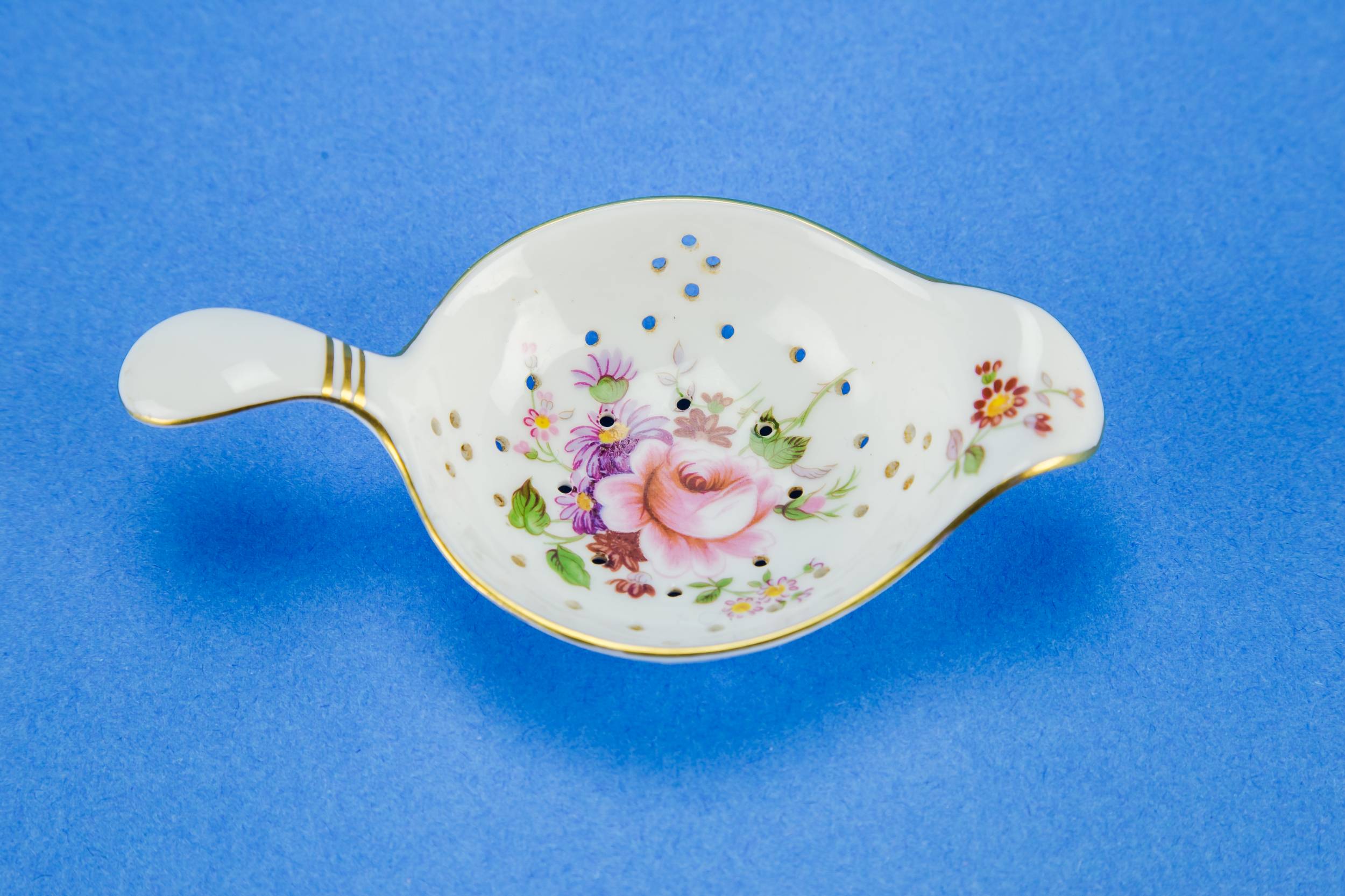 Charming Vintage TEA — Floral tea sifter 1