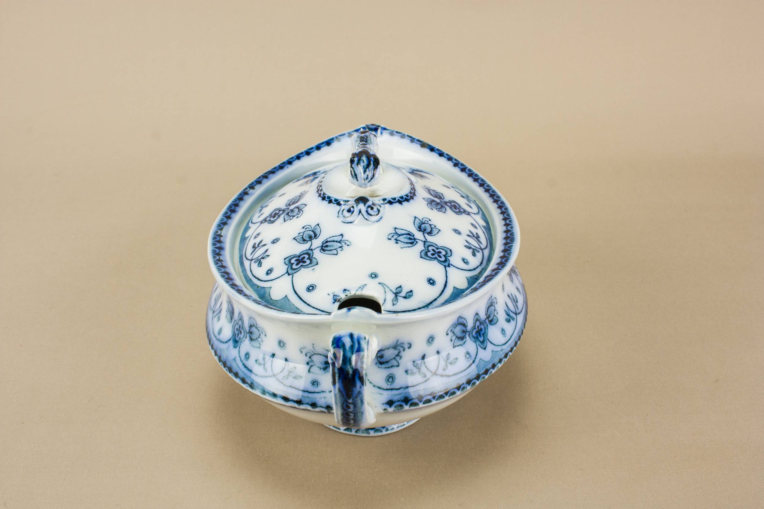 Elegant Antique Floral — Neo-Classical pottery tureen 1