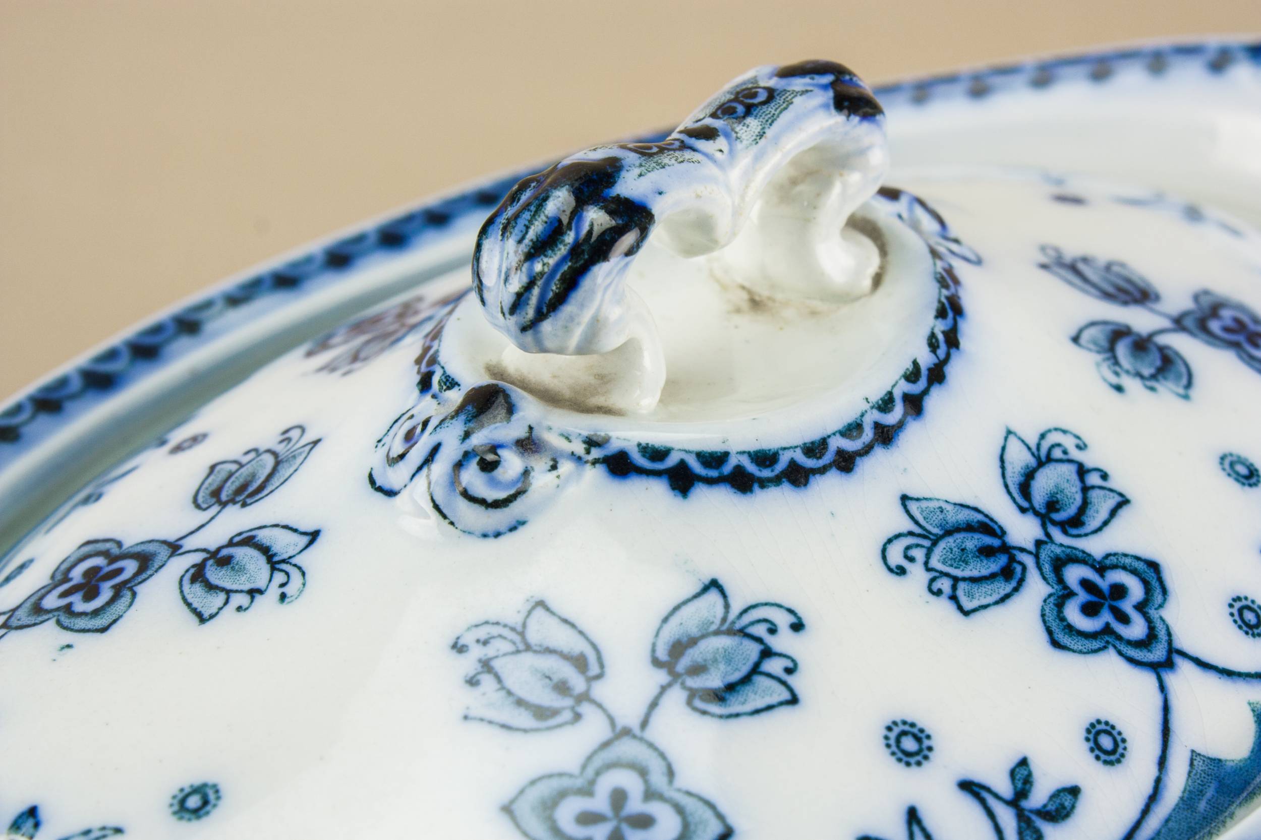 Elegant Antique Floral — Neo-Classical pottery tureen 2