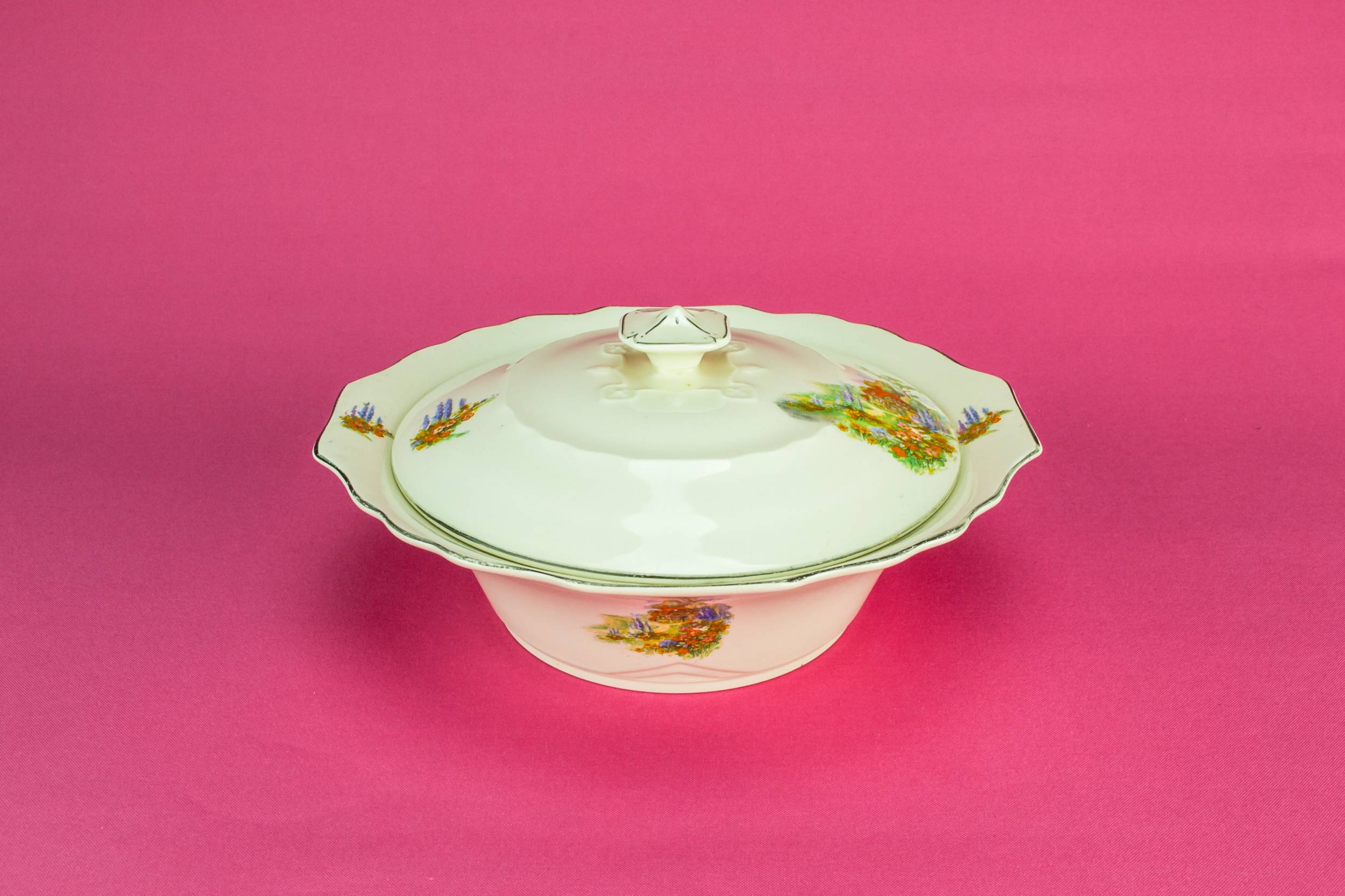 Vintage Bold Cottage — Pottery serving tureen