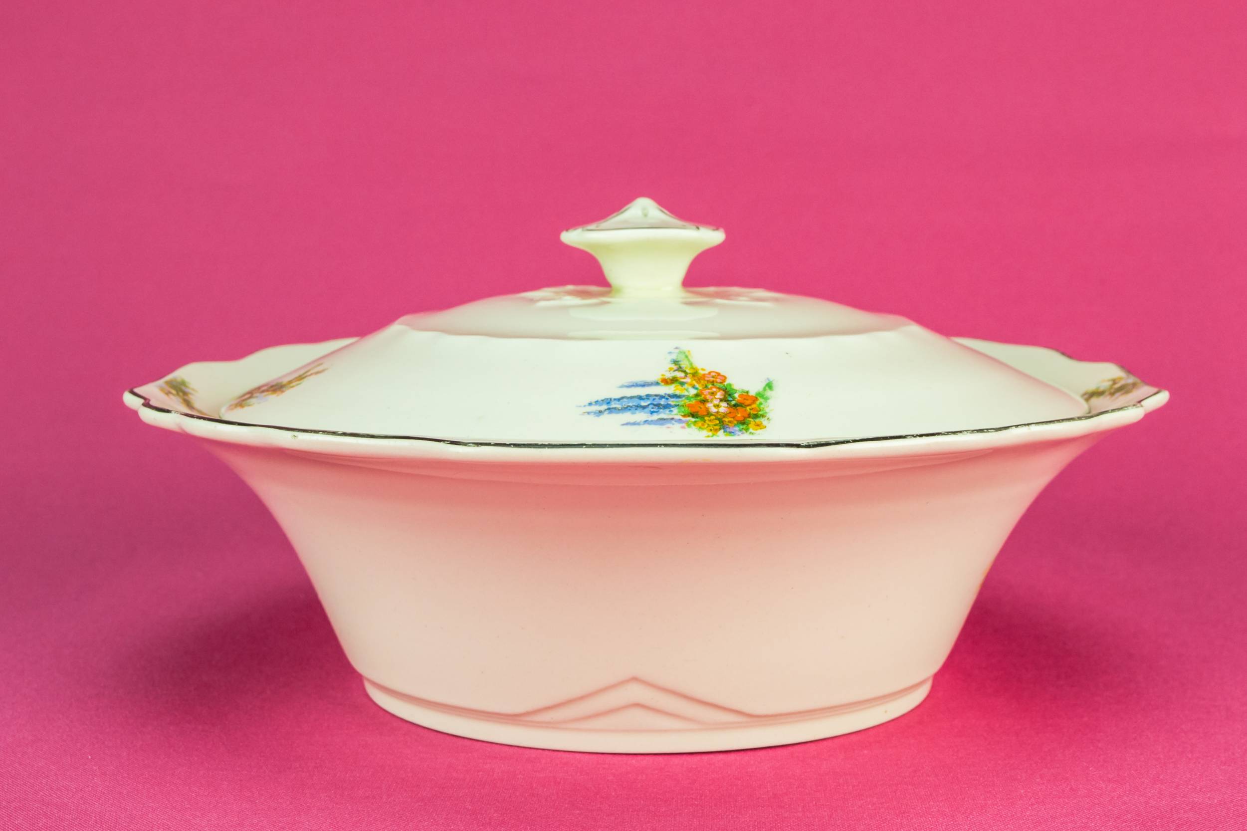 Vintage Bold Cottage — Pottery serving tureen 4