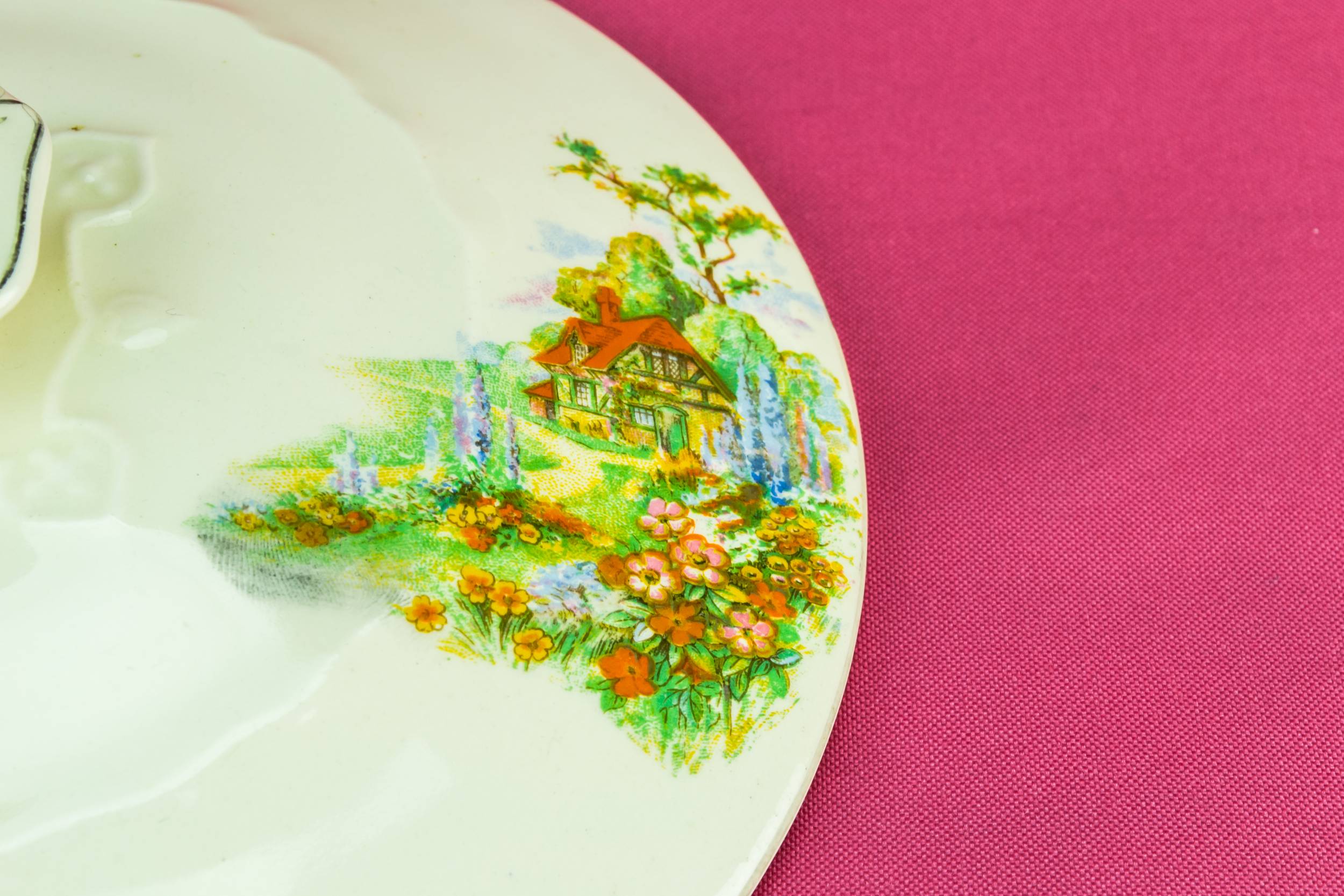 Vintage Bold Cottage — Pottery serving tureen 1