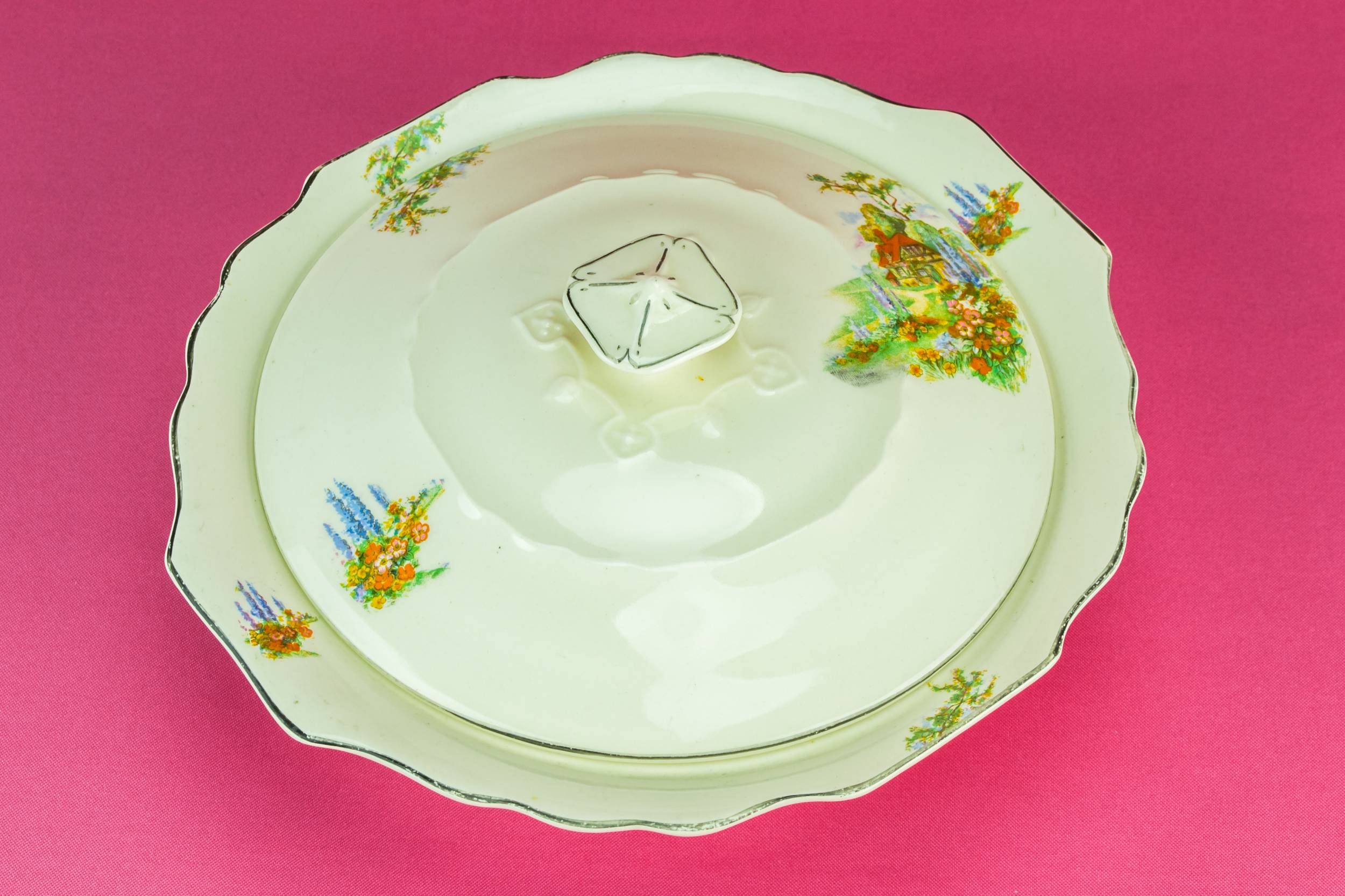 Vintage Bold Cottage — Pottery serving tureen 2