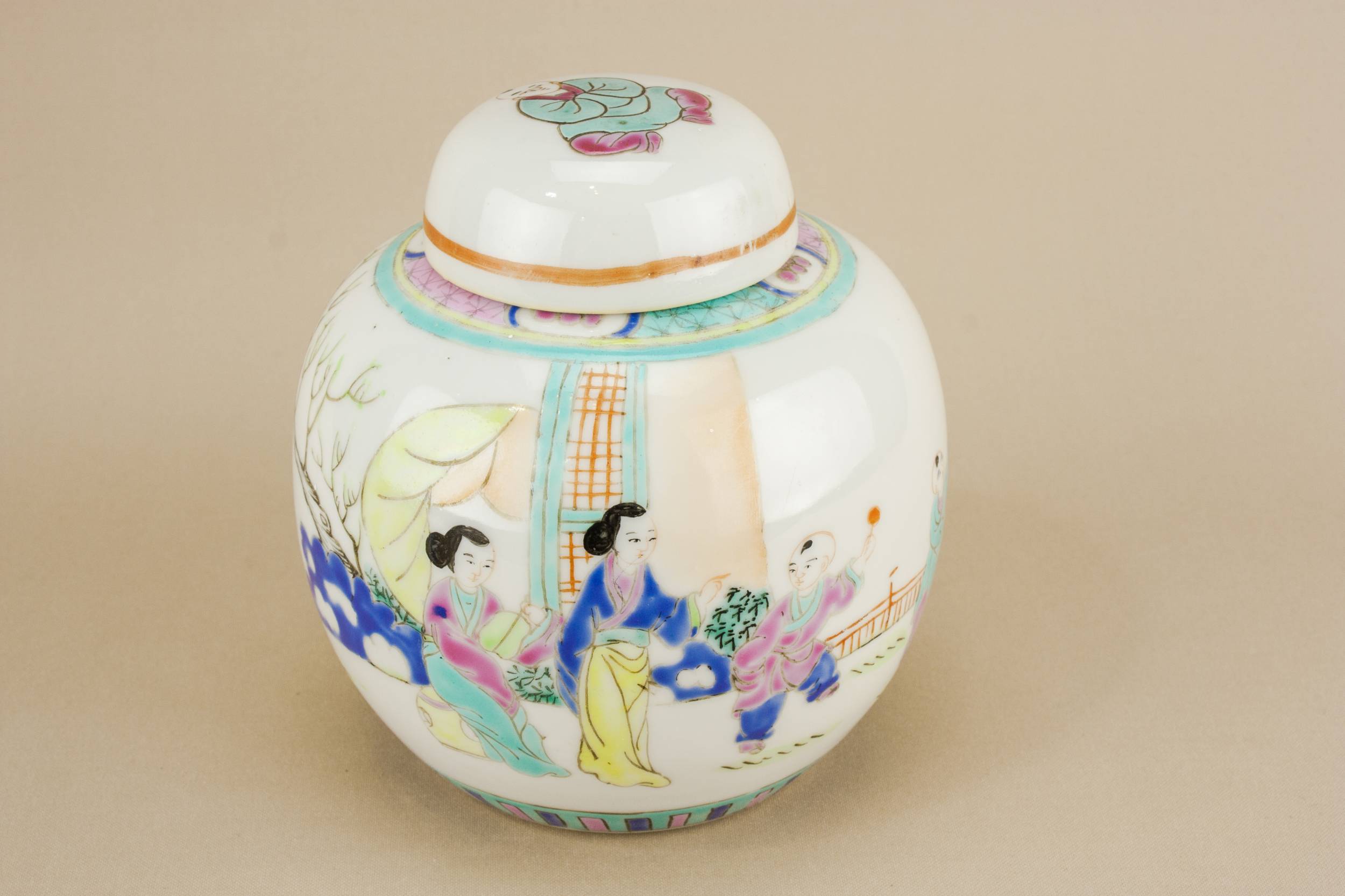 Famille Rose Vintage — Famille Rose porcelain jar