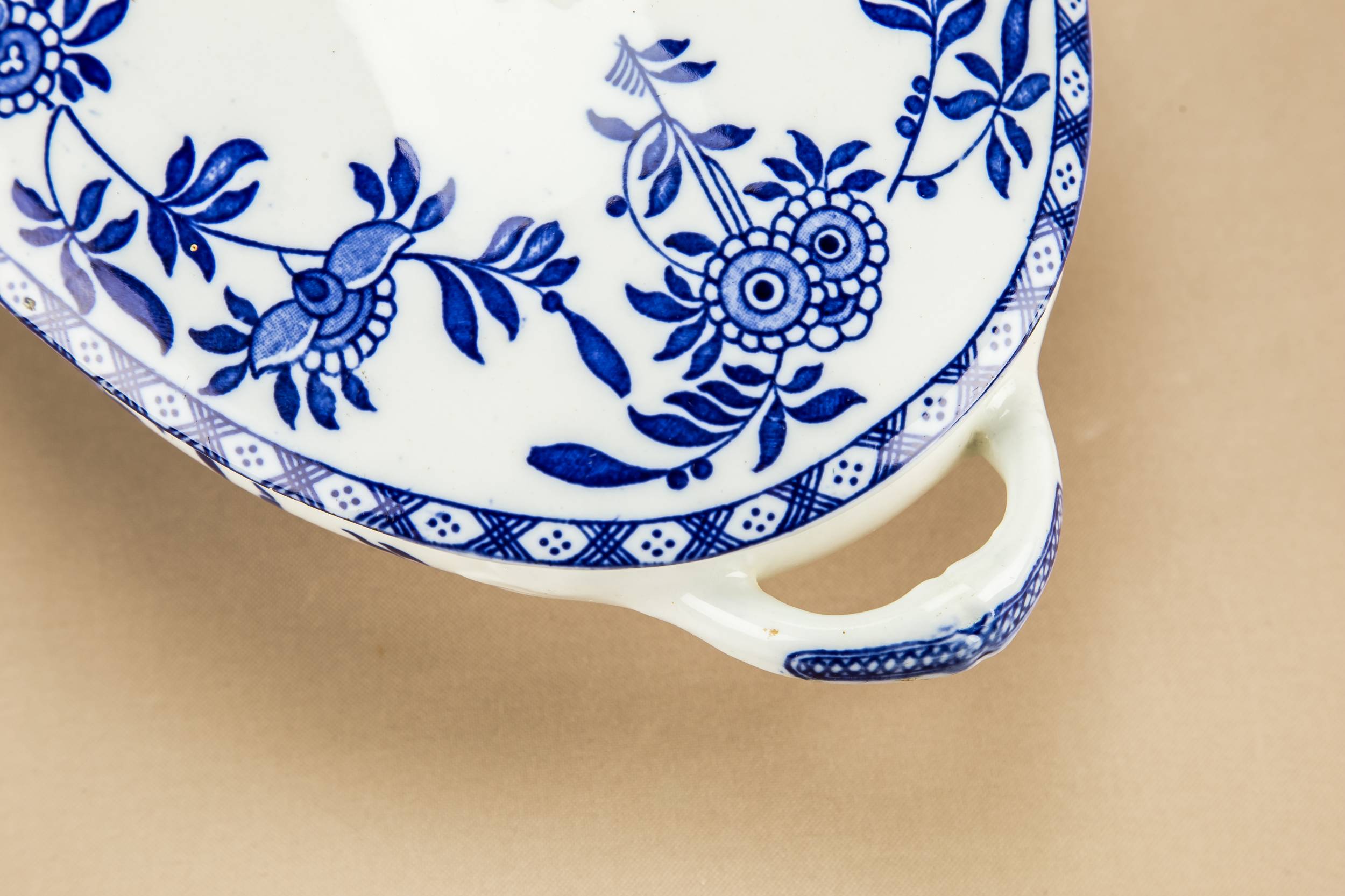 Vintage Neo-Classical TUREEN — Blue and white tureen 3