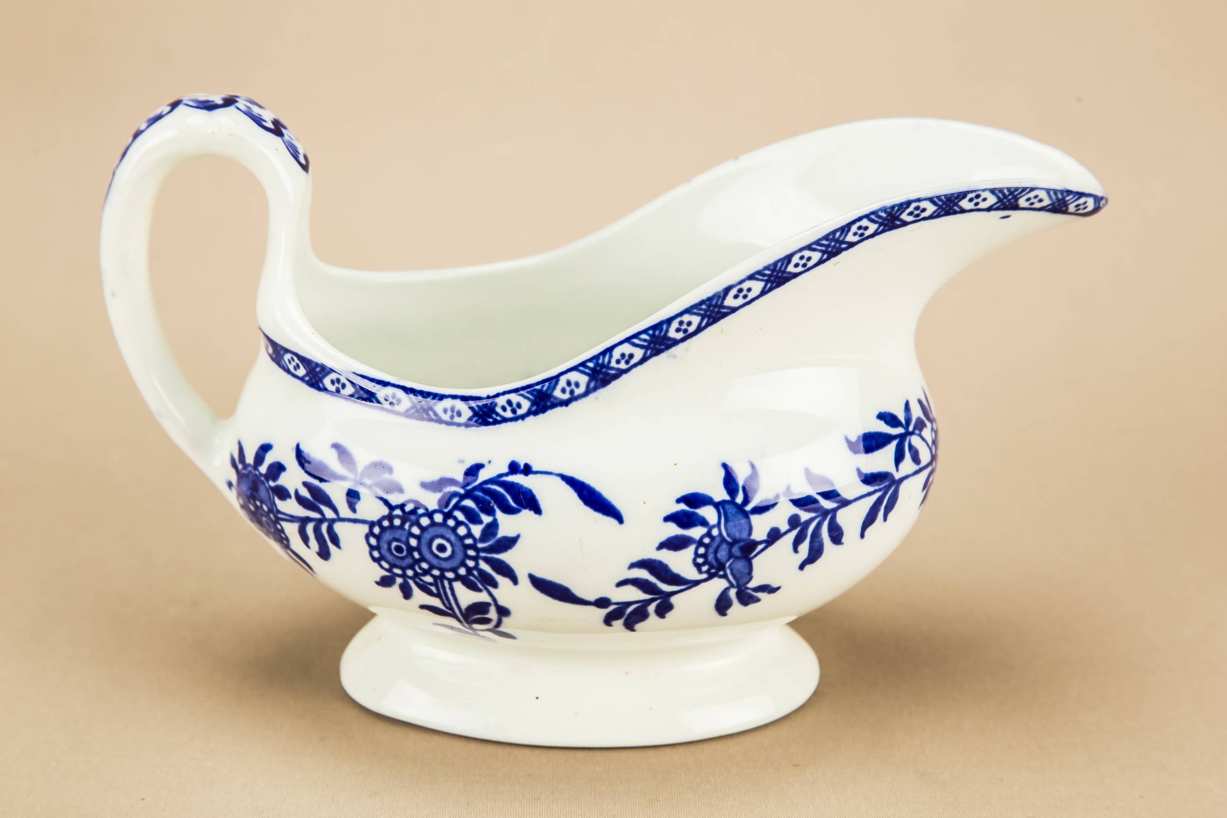 Vintage Blue And — Blue and white gravy boat 2