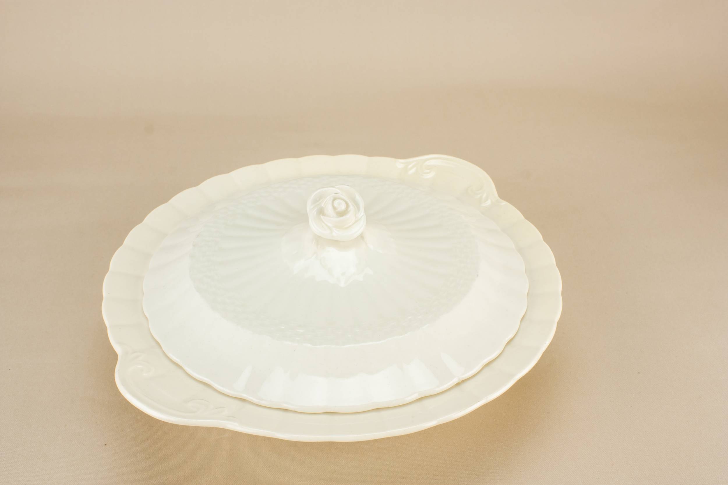 Vintage Festive Roses — Traditional pottery tureen 1