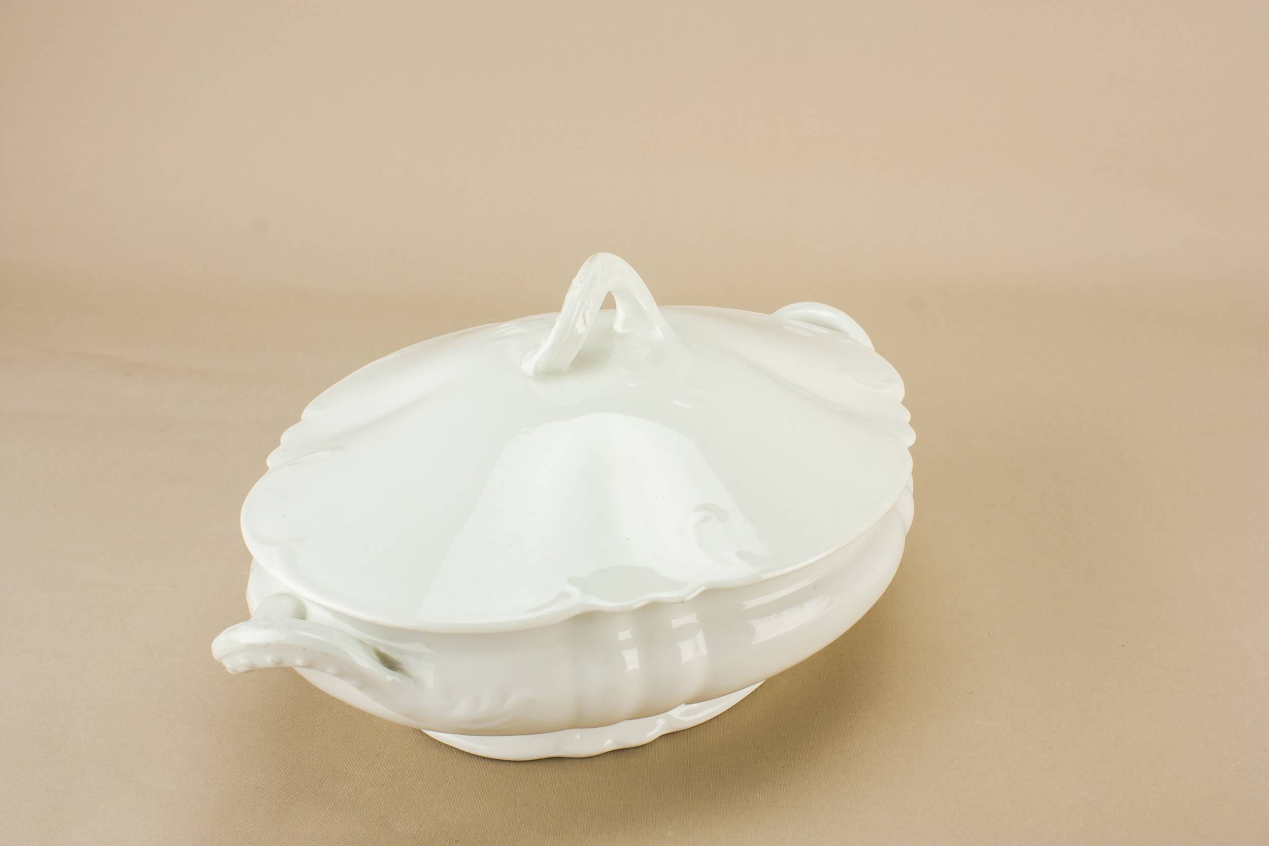 Elegant Porcelain John — White serving tureen 1