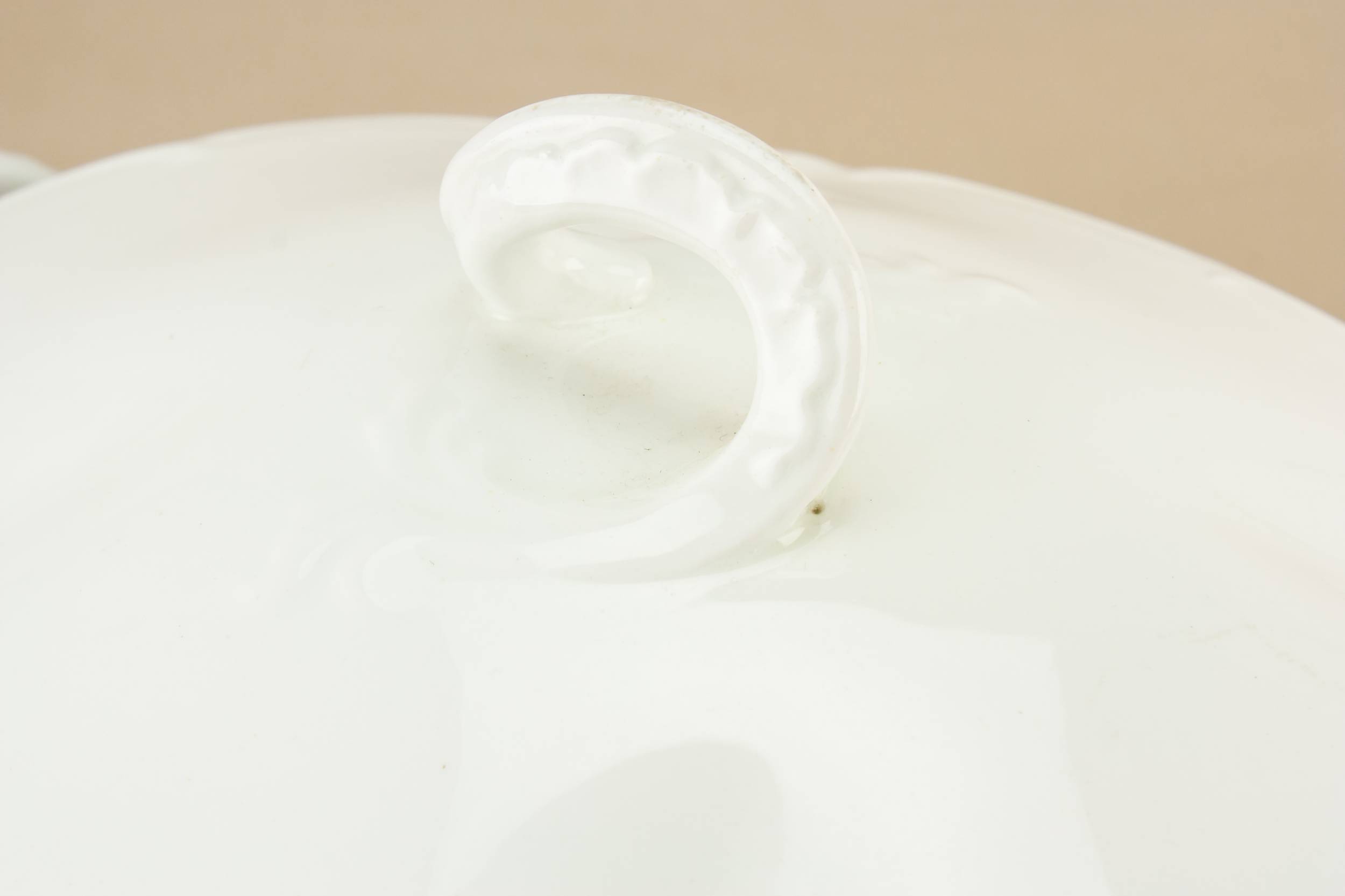 Elegant Porcelain John — White serving tureen 2