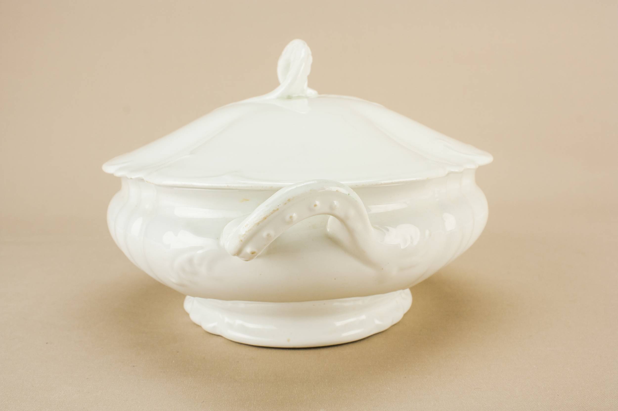 Elegant Porcelain John — White serving tureen 3