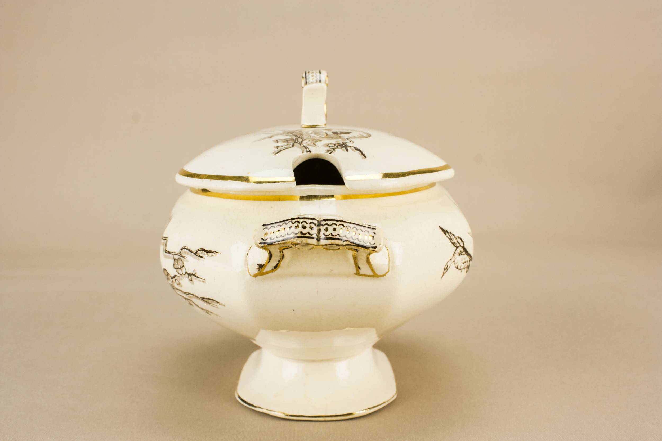 Stylish Antique Cherry — Small gravy tureen 1