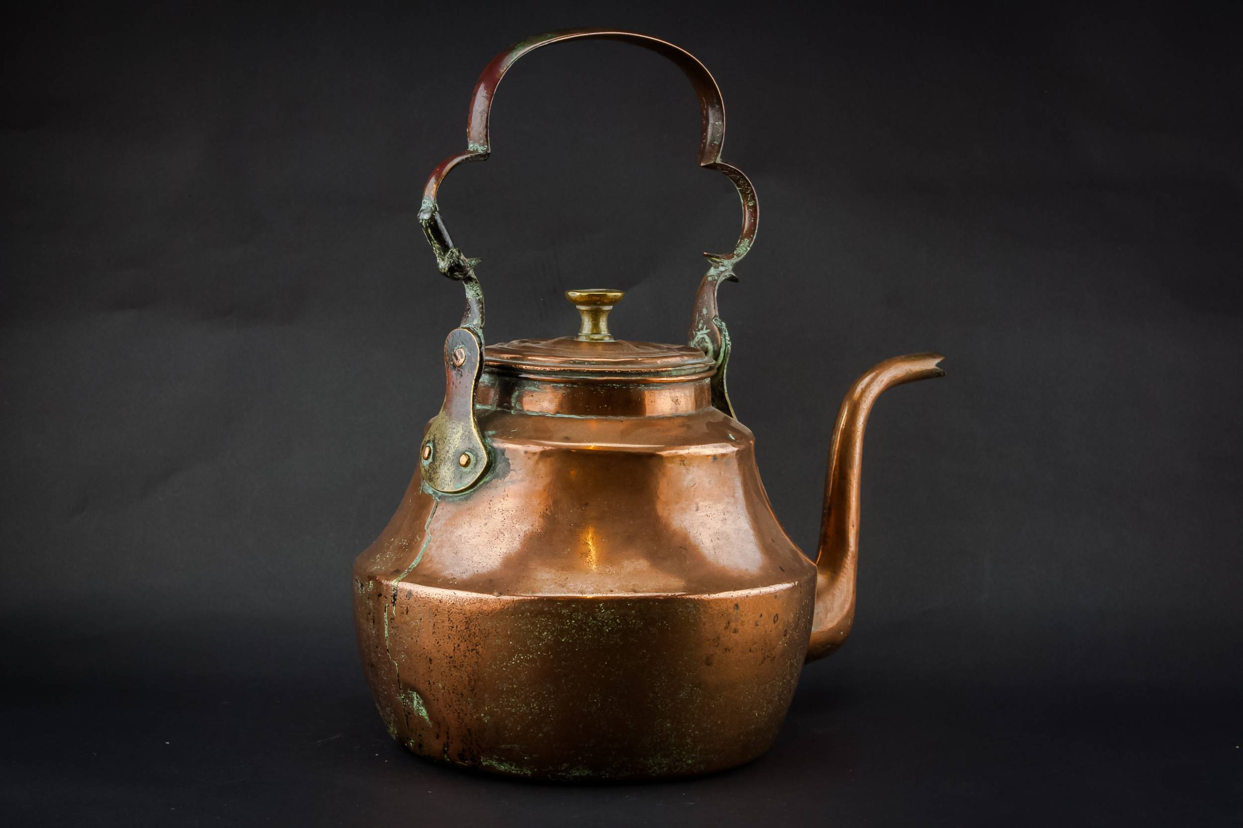 Antique Spectacular Graduated — Large copper kettle 2