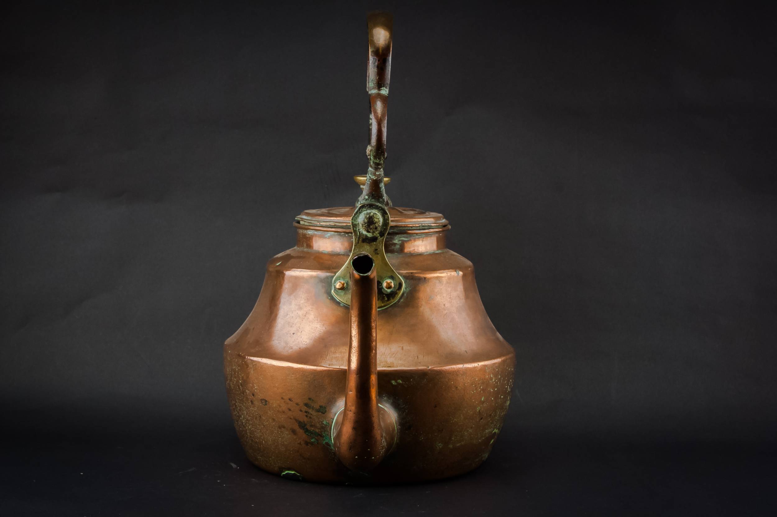 Antique Spectacular Graduated — Large copper kettle 1