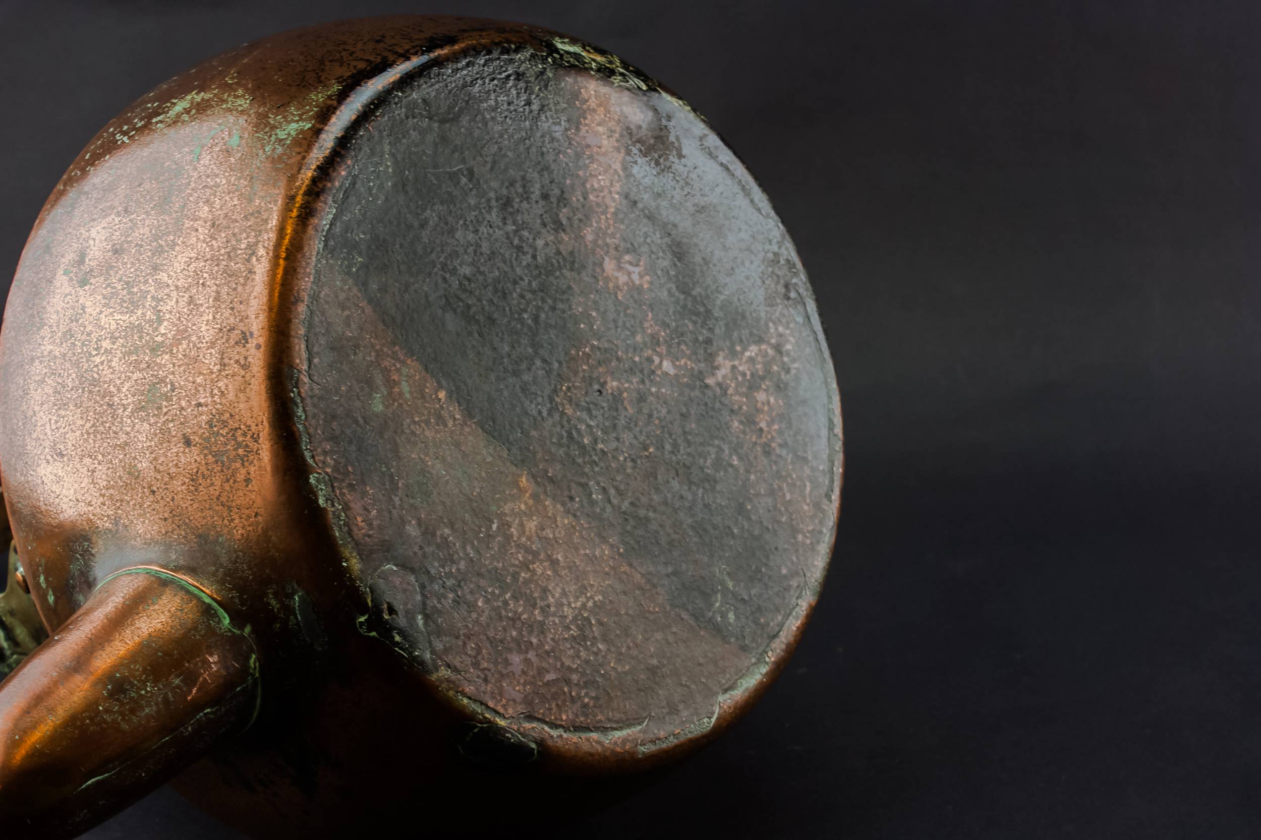 Antique Spectacular Graduated — Large copper kettle 4