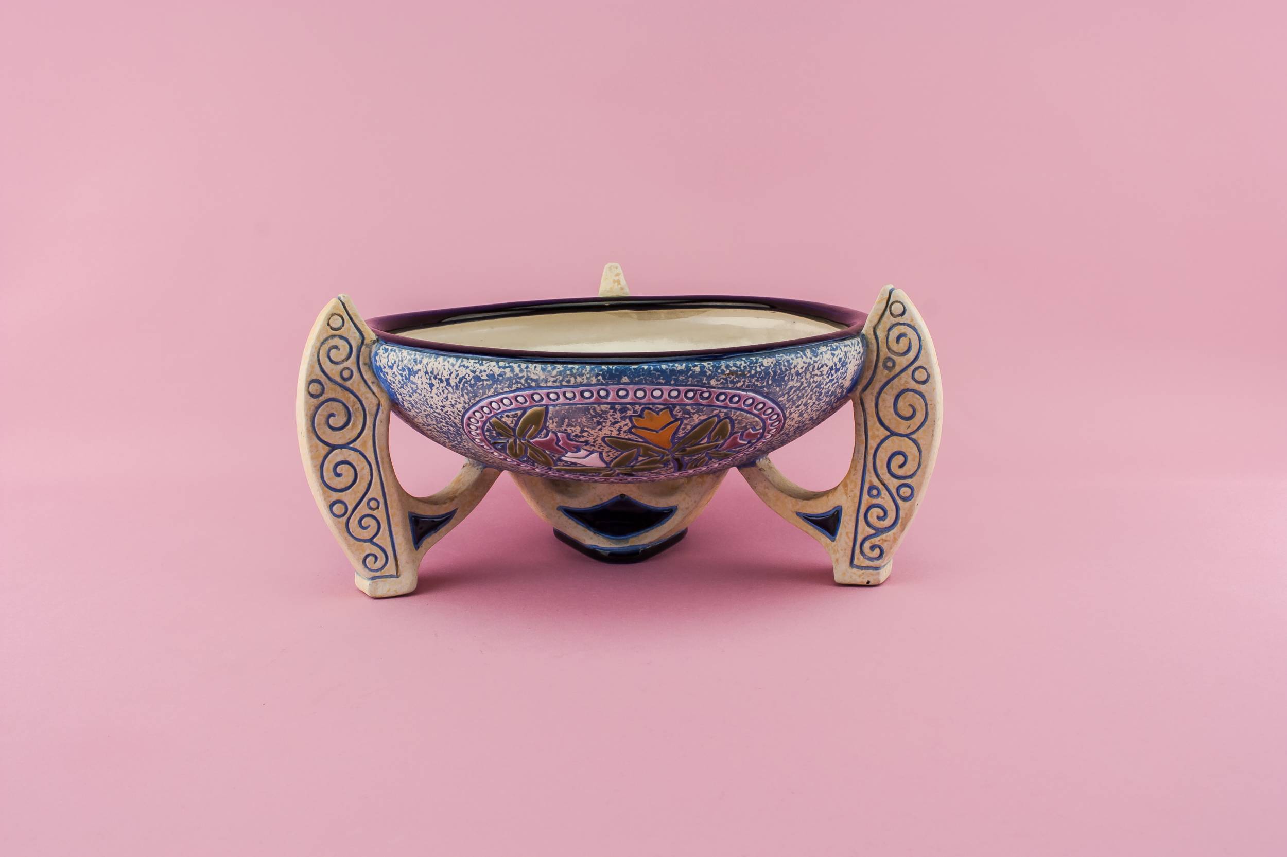 Modernist Elegant Pottery — Modernist pottery serving bowl