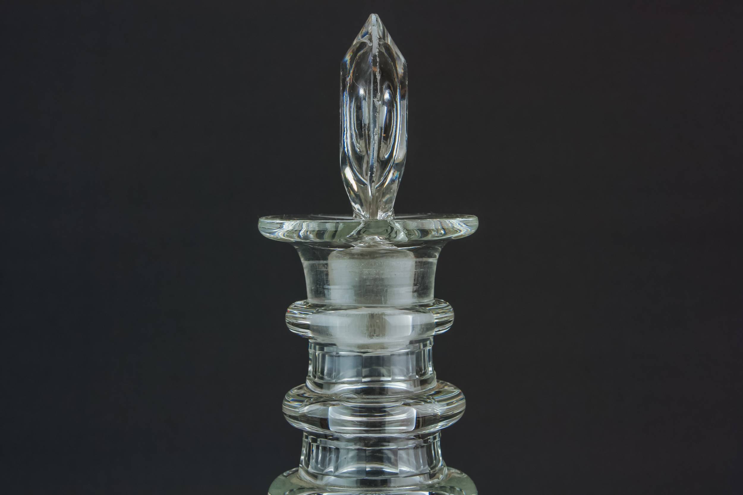 Barrel Medium Wine — Cut glass barrel decanter 1