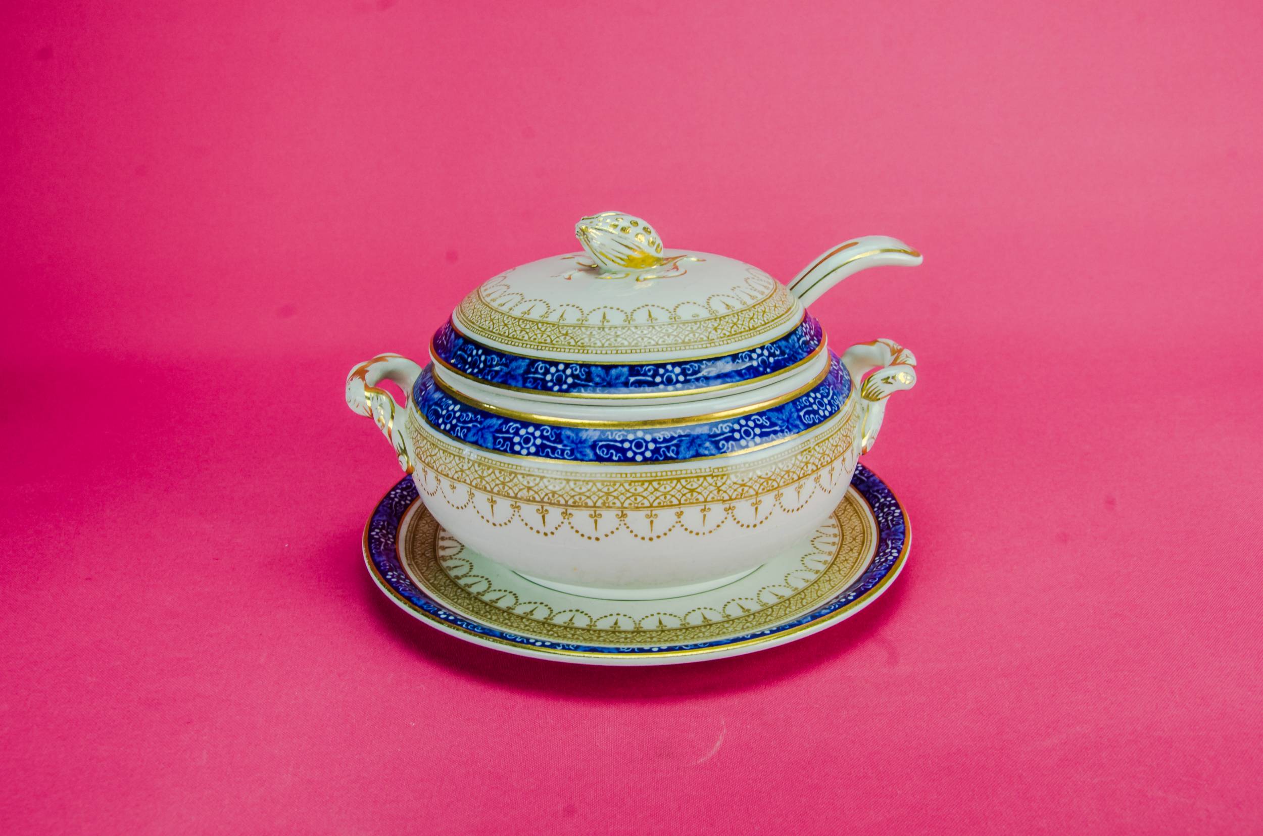 Elegant Neo-Classical Vine — Blue gravy tureen