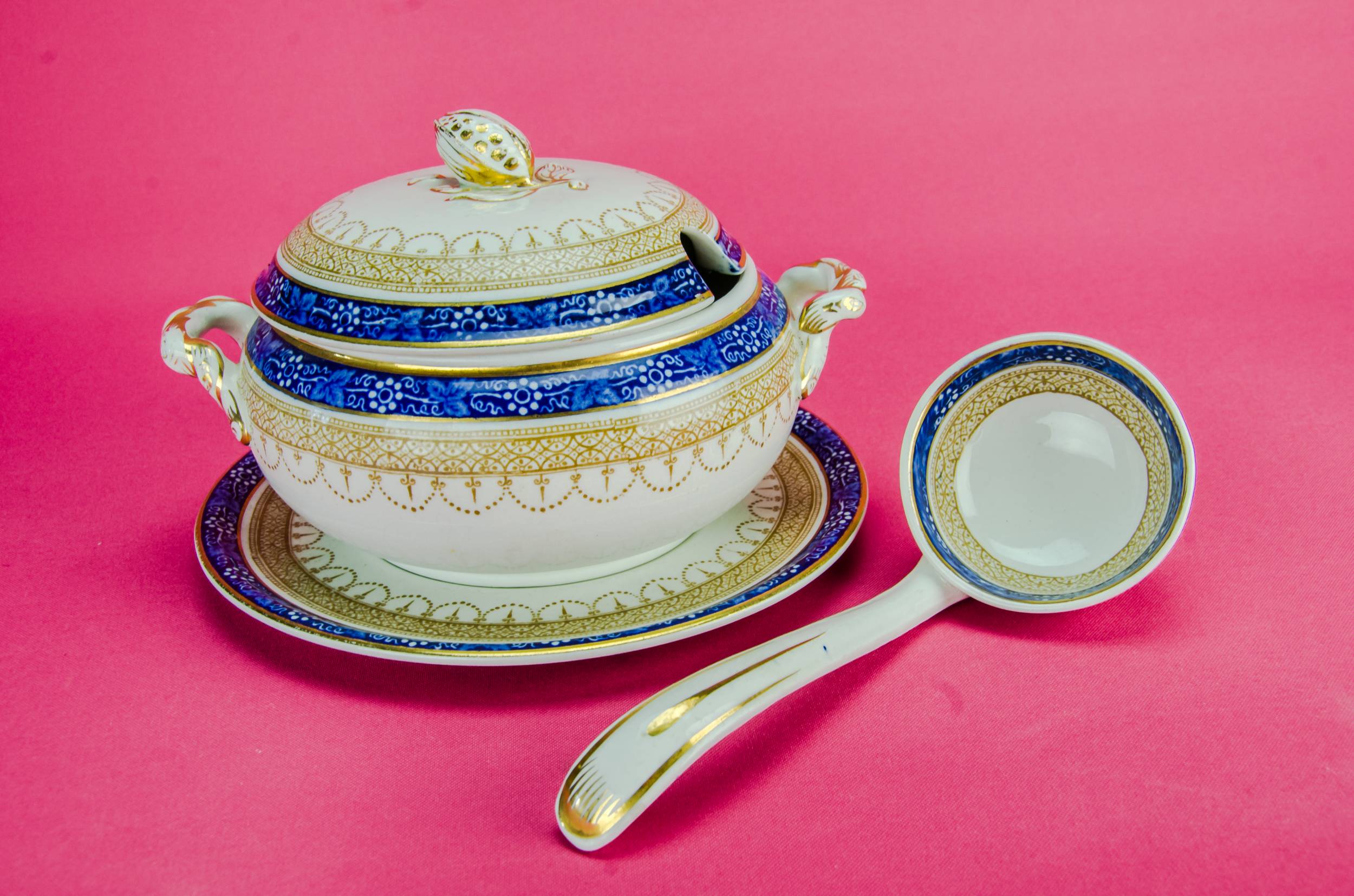 Elegant Neo-Classical Vine — Blue gravy tureen 2