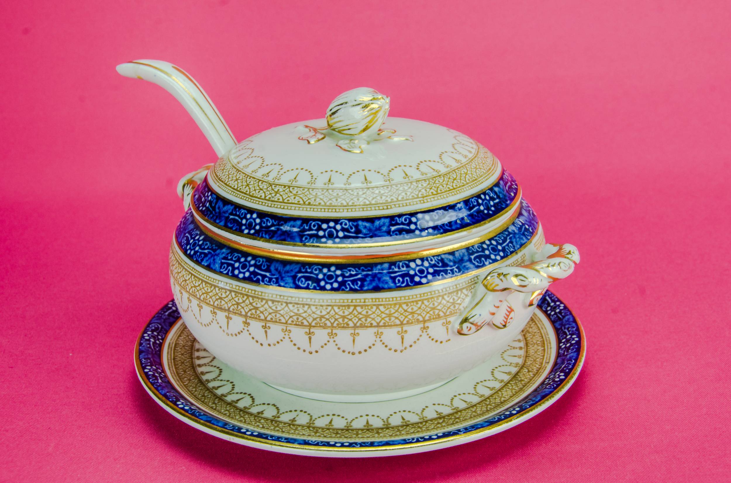 Elegant Neo-Classical Vine — Blue gravy tureen 1