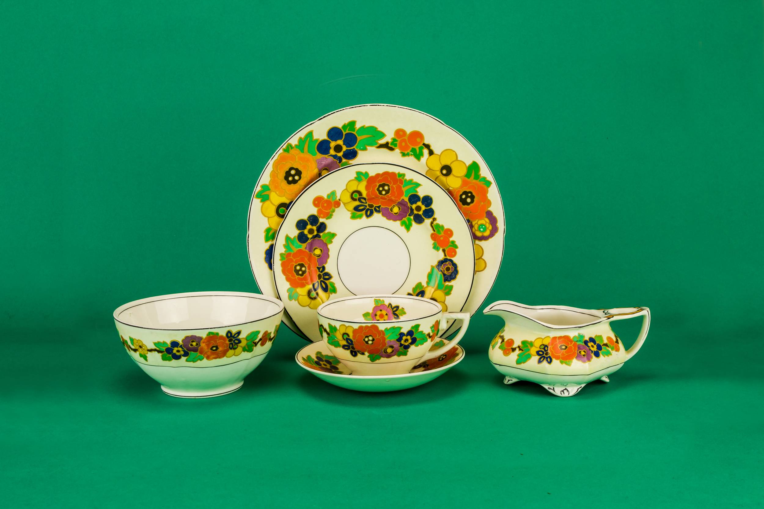 Charming Art Deco — Colourful tea set for one