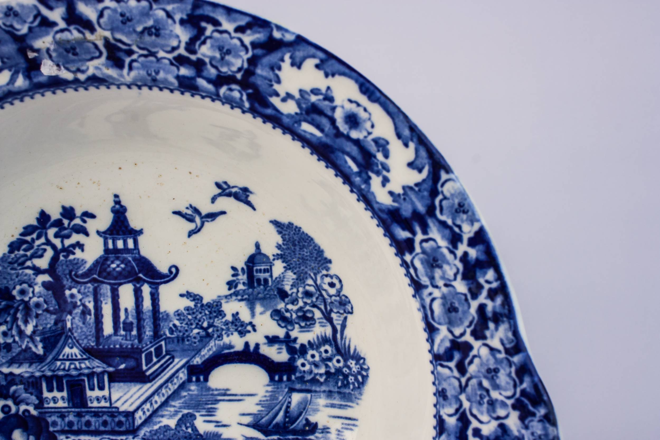 Vintage Traditional Willow — Blue and white serving bowl 1