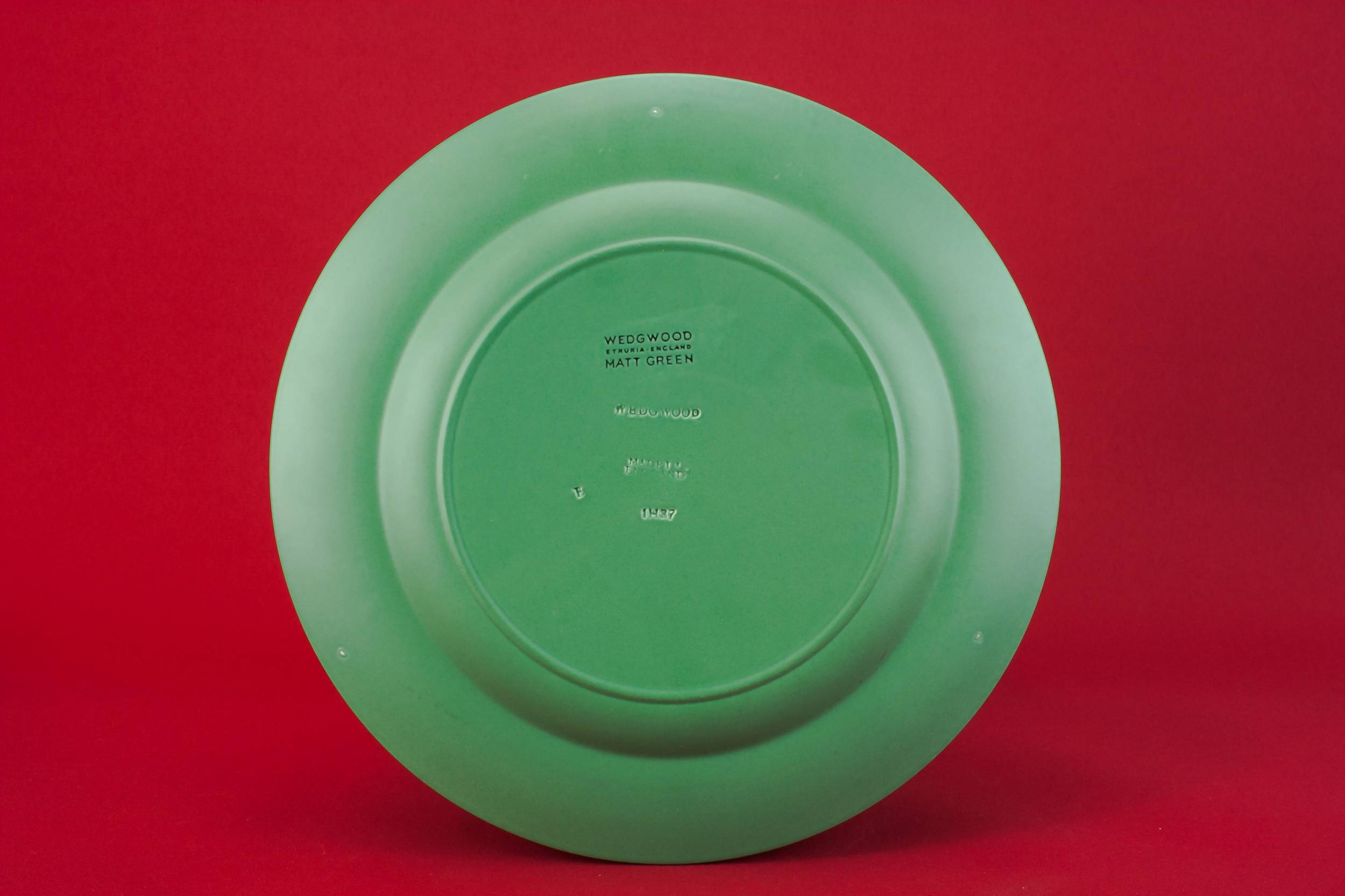 Pottery Elegant Wedgwood — Art Deco green serving dish 2