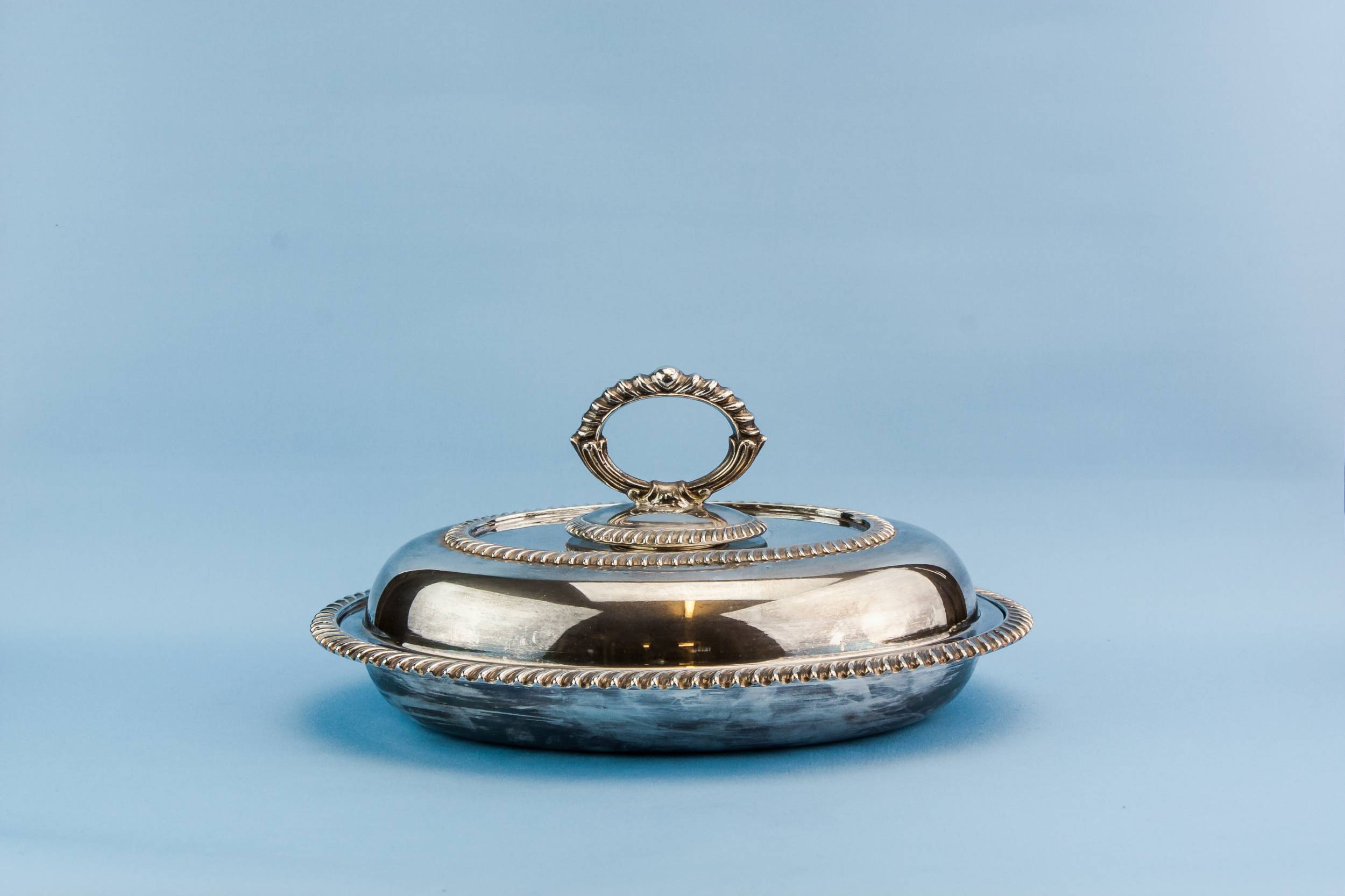 Elegant Vintage Gadrooned — Hot serving dish and lid