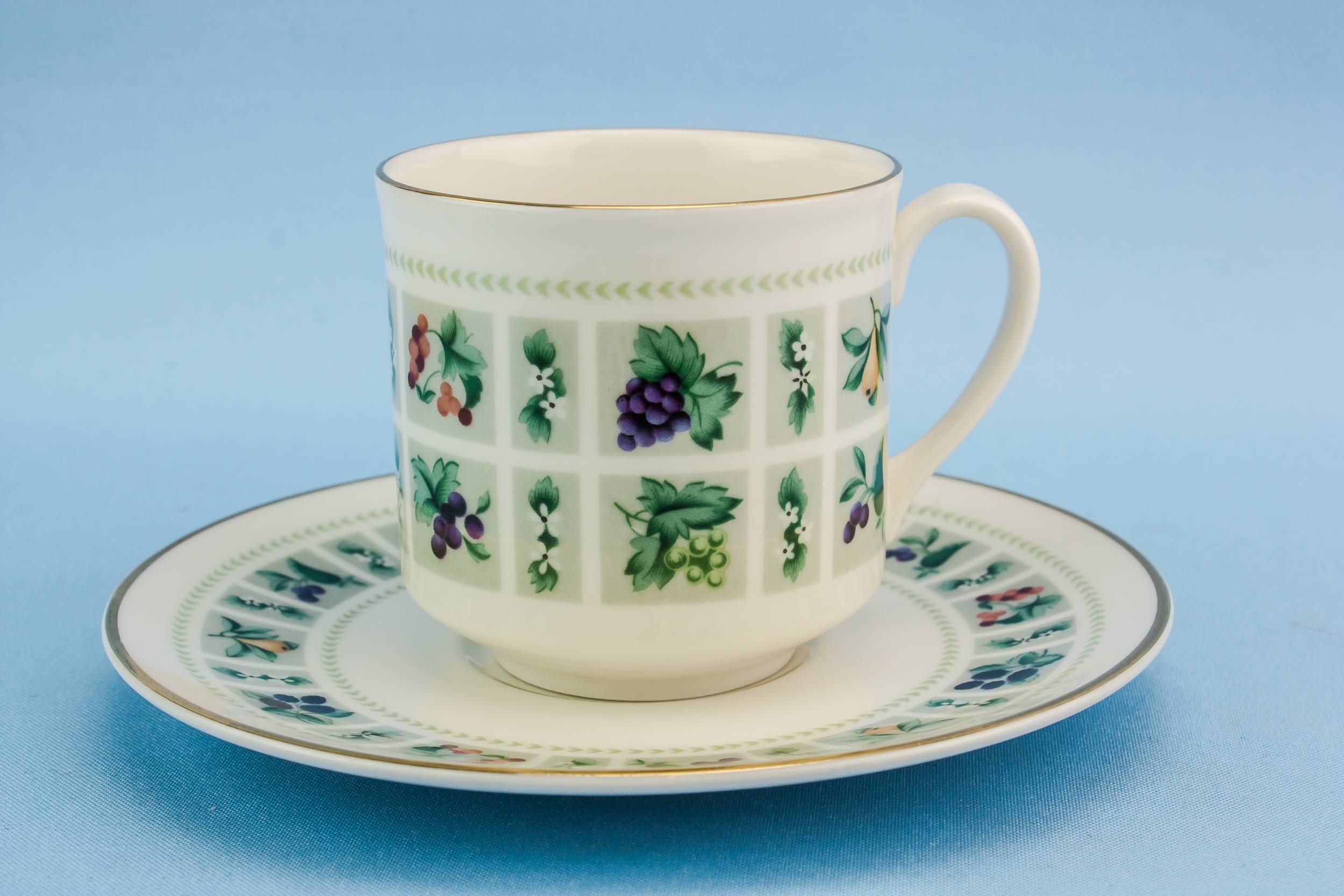 Persons Classical Vintage — Royal Doulton tea set for 6 5