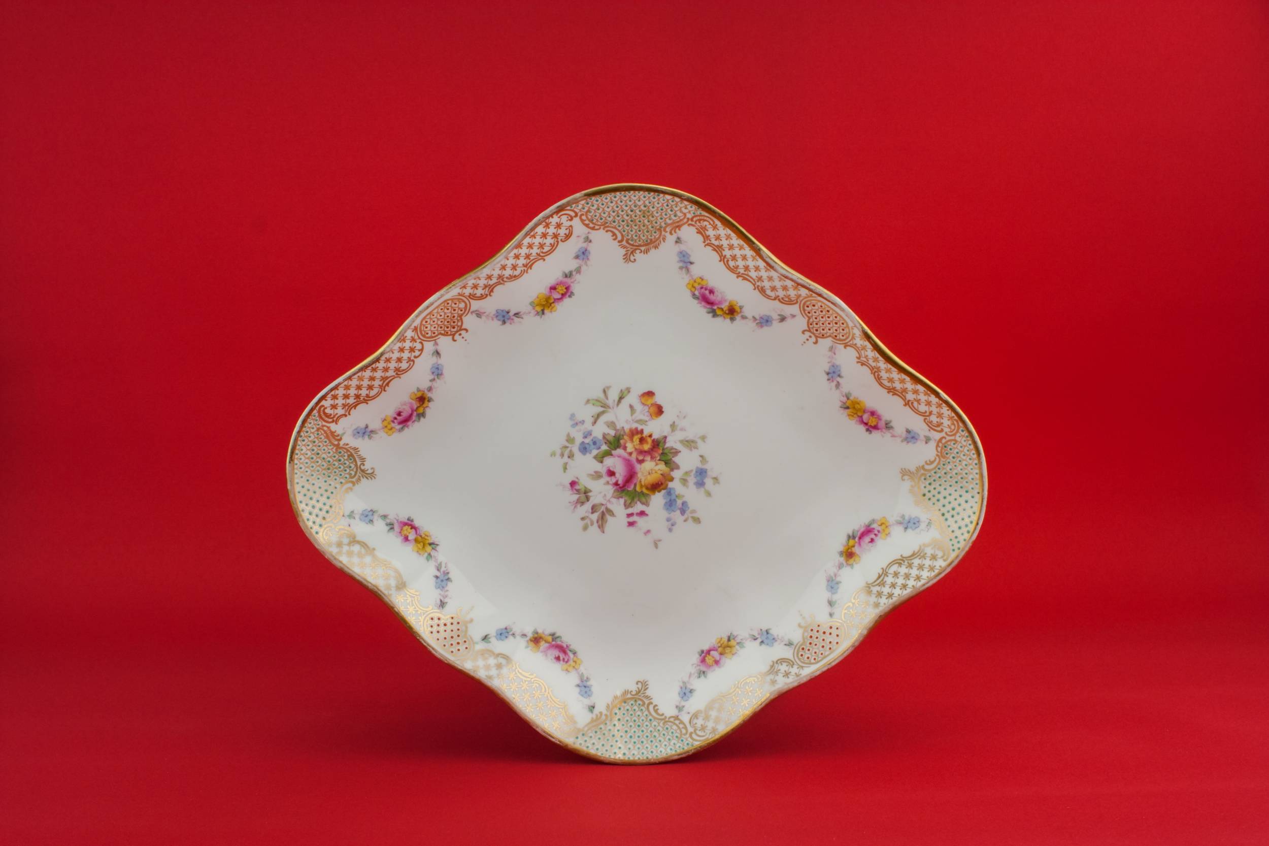 Bone China Elegant — Wedgwood serving dish