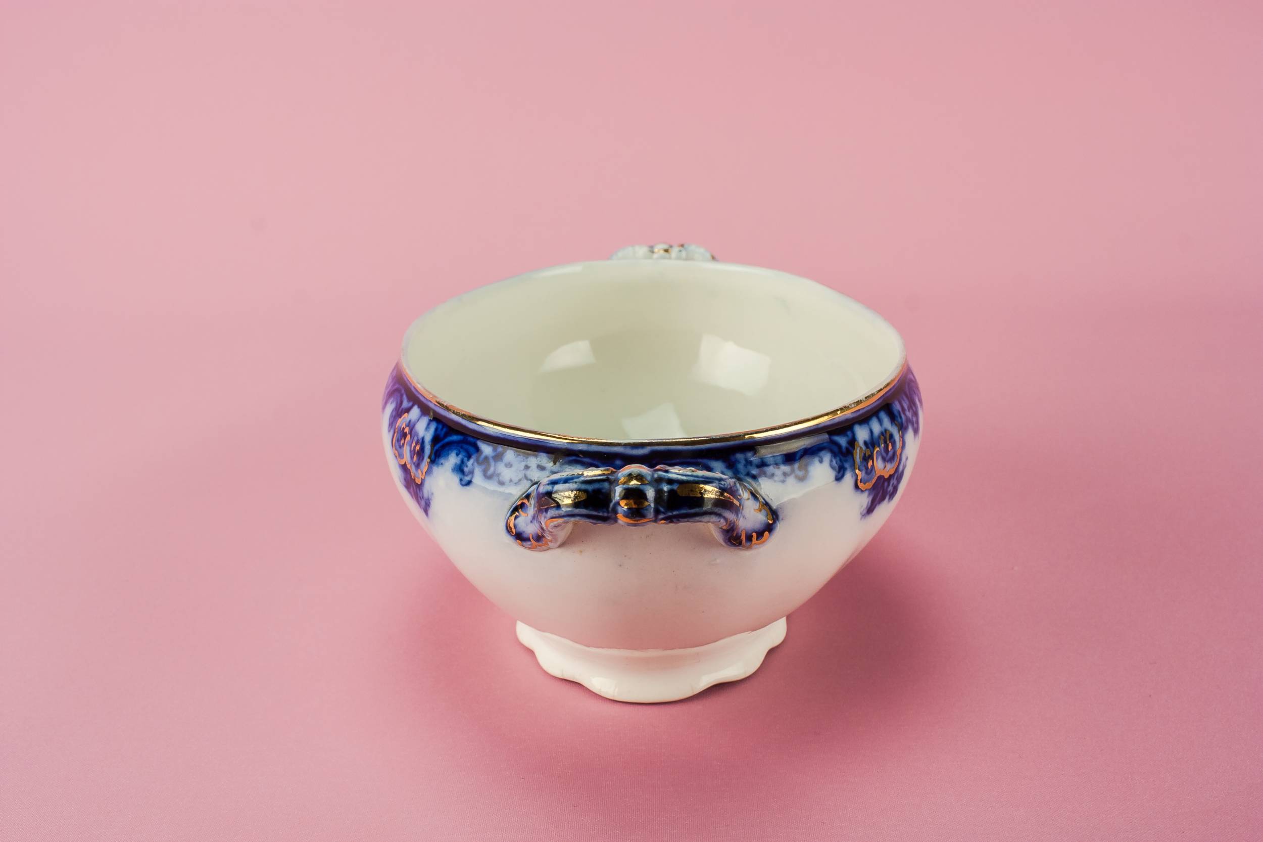 Elegant Pottery Serving — Blue and white serving bowl 1