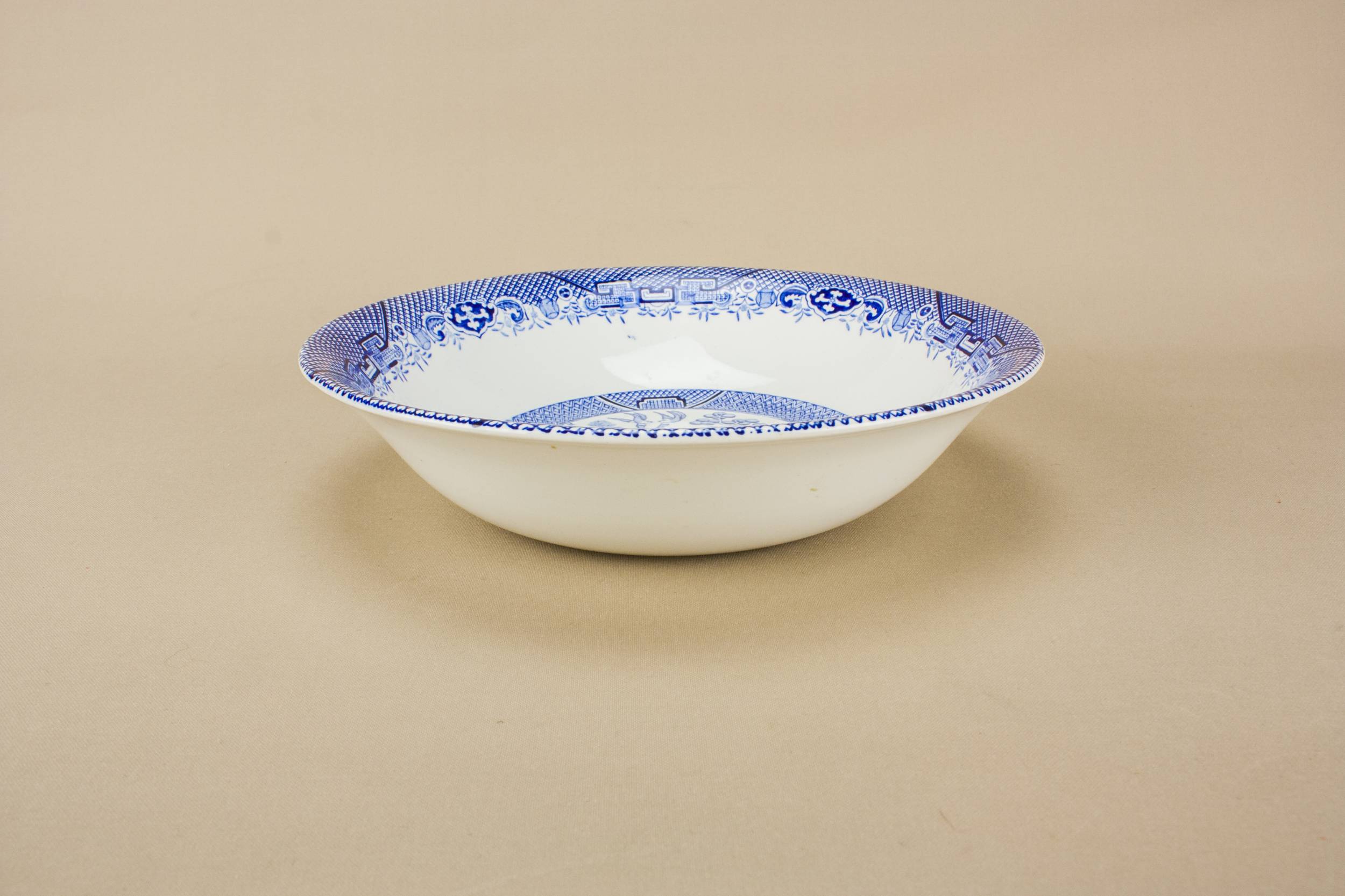 Classical Vintage Barratts — Blue willow serving bowl