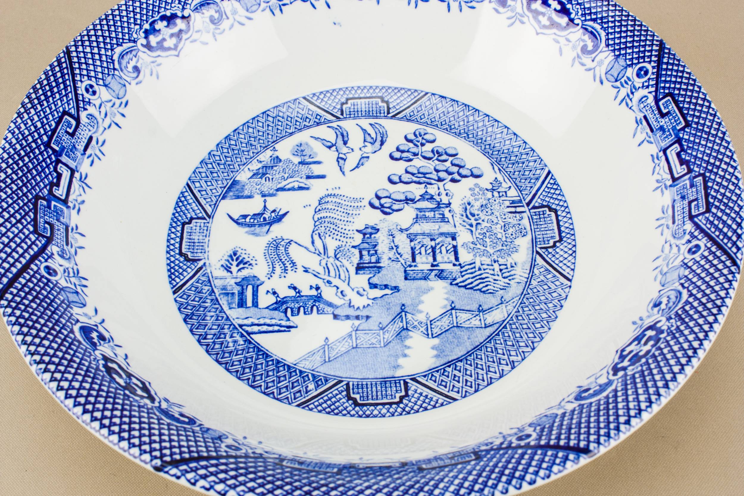 Classical Vintage Barratts — Blue willow serving bowl 1
