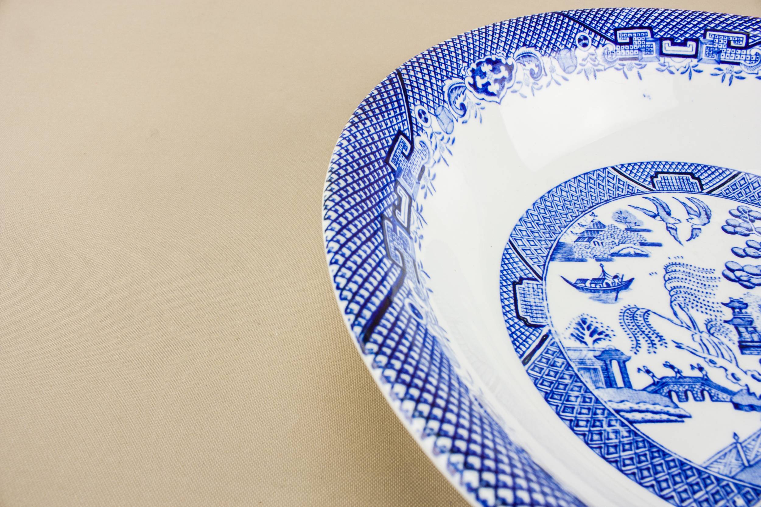 Classical Vintage Barratts — Blue willow serving bowl 2