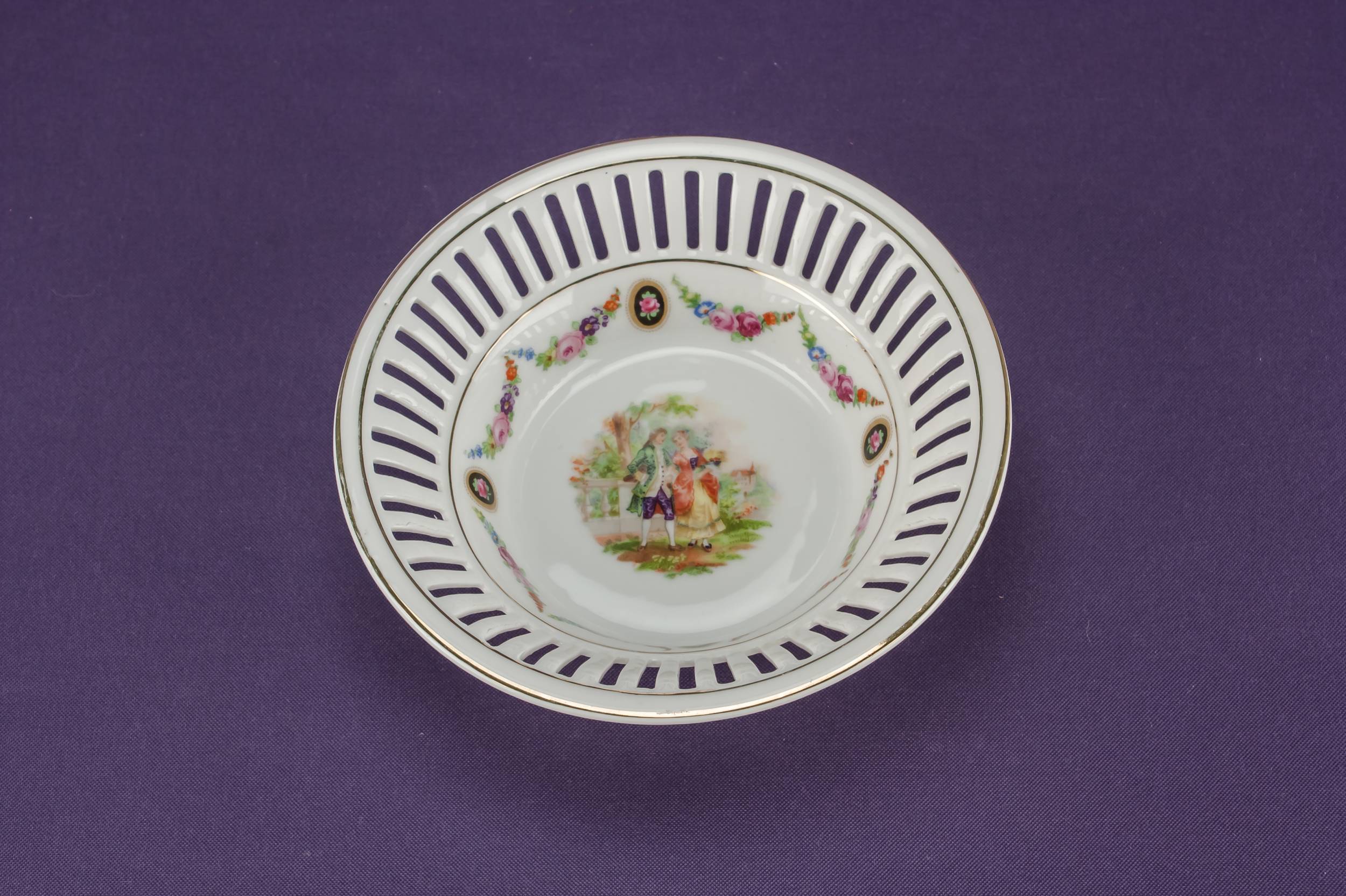 Porcelain Elegant Schumann — Decorative porcelain bowl