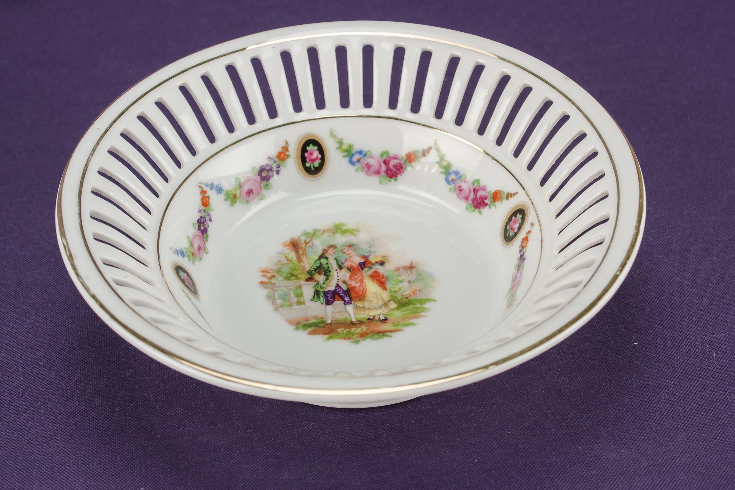 Porcelain Elegant Schumann — Decorative porcelain bowl 1