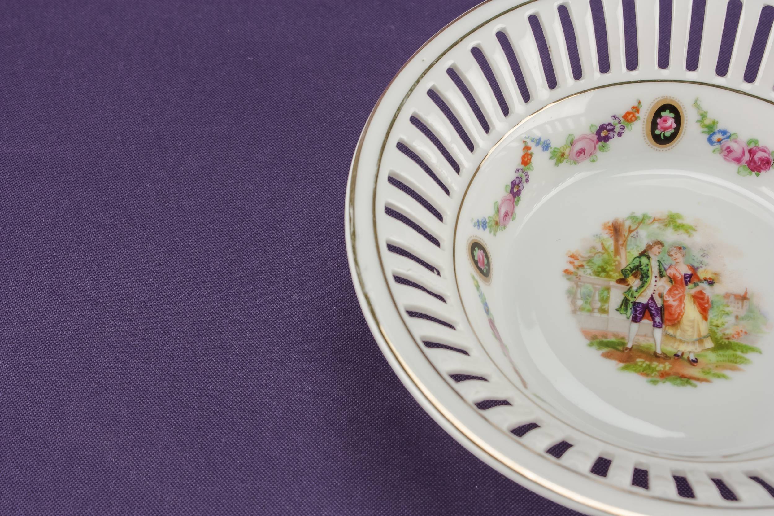Porcelain Elegant Schumann — Decorative porcelain bowl 2