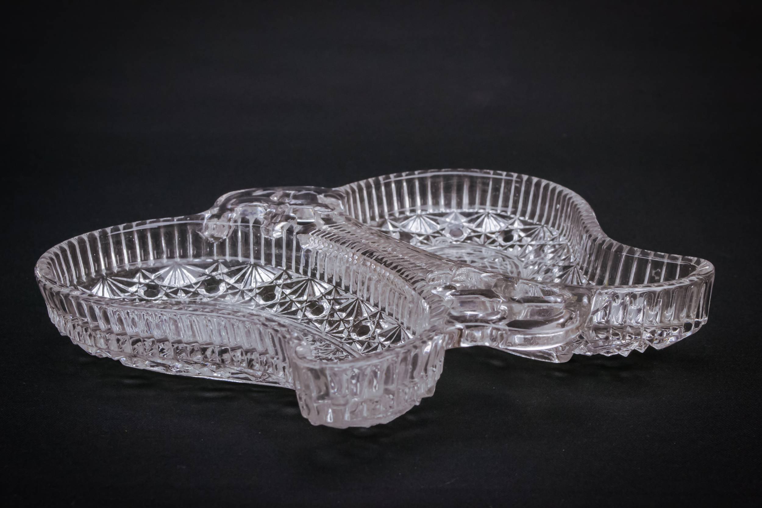 Victorian Antique Serving — Pressed glass paisley bowl 1