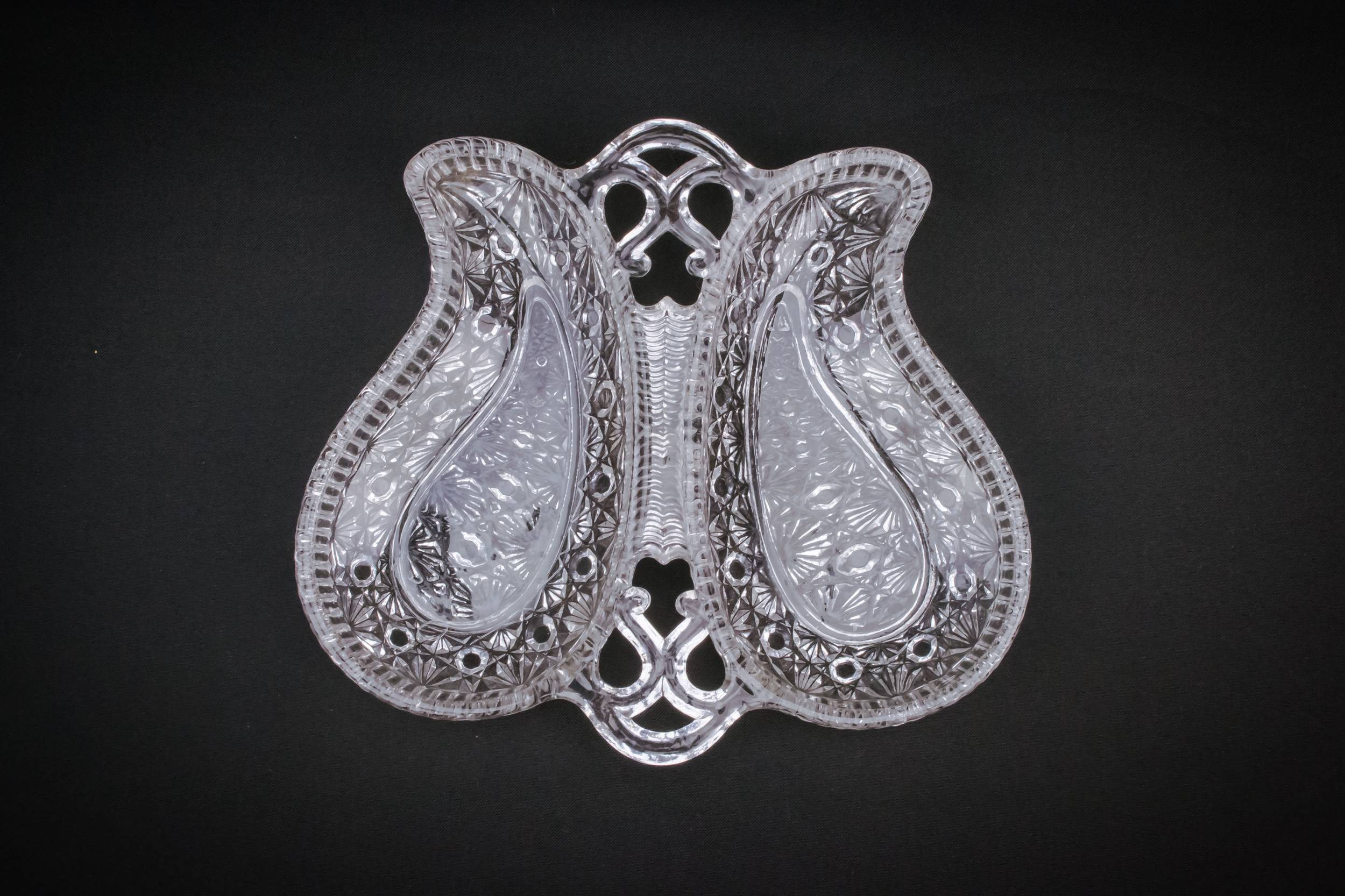 Victorian Antique Serving — Pressed glass paisley bowl