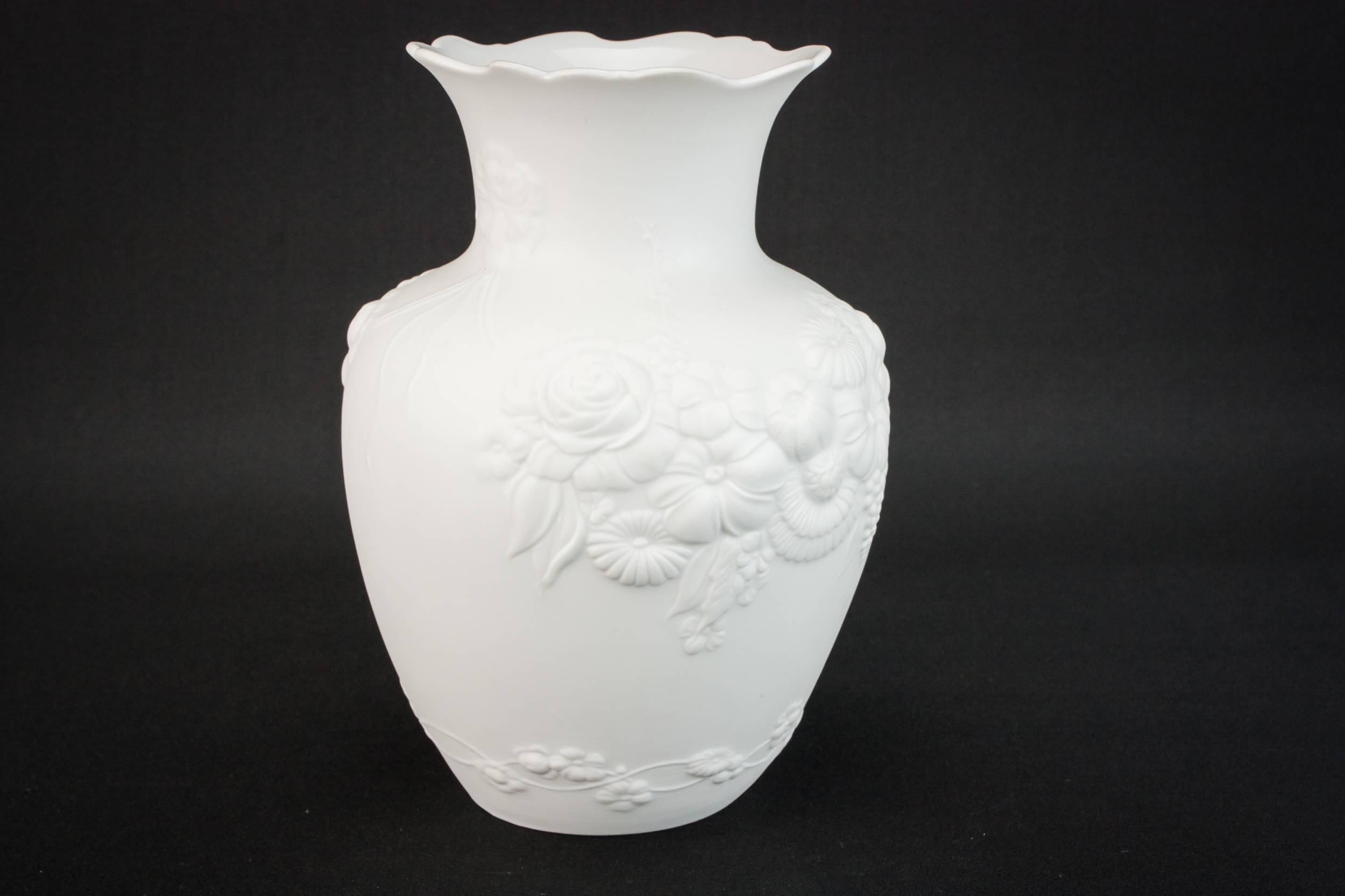 Luxurious Porcelain Kaiser — Medium porcelain vase 1