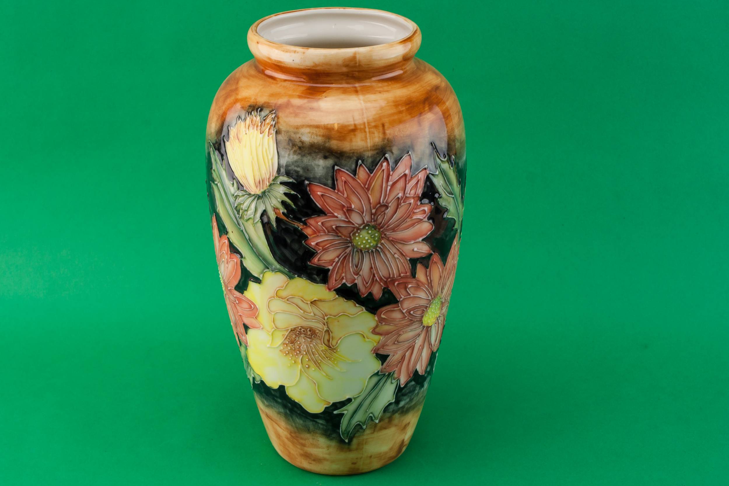 Vintage Shabby Chic — Porcelain retro vase
