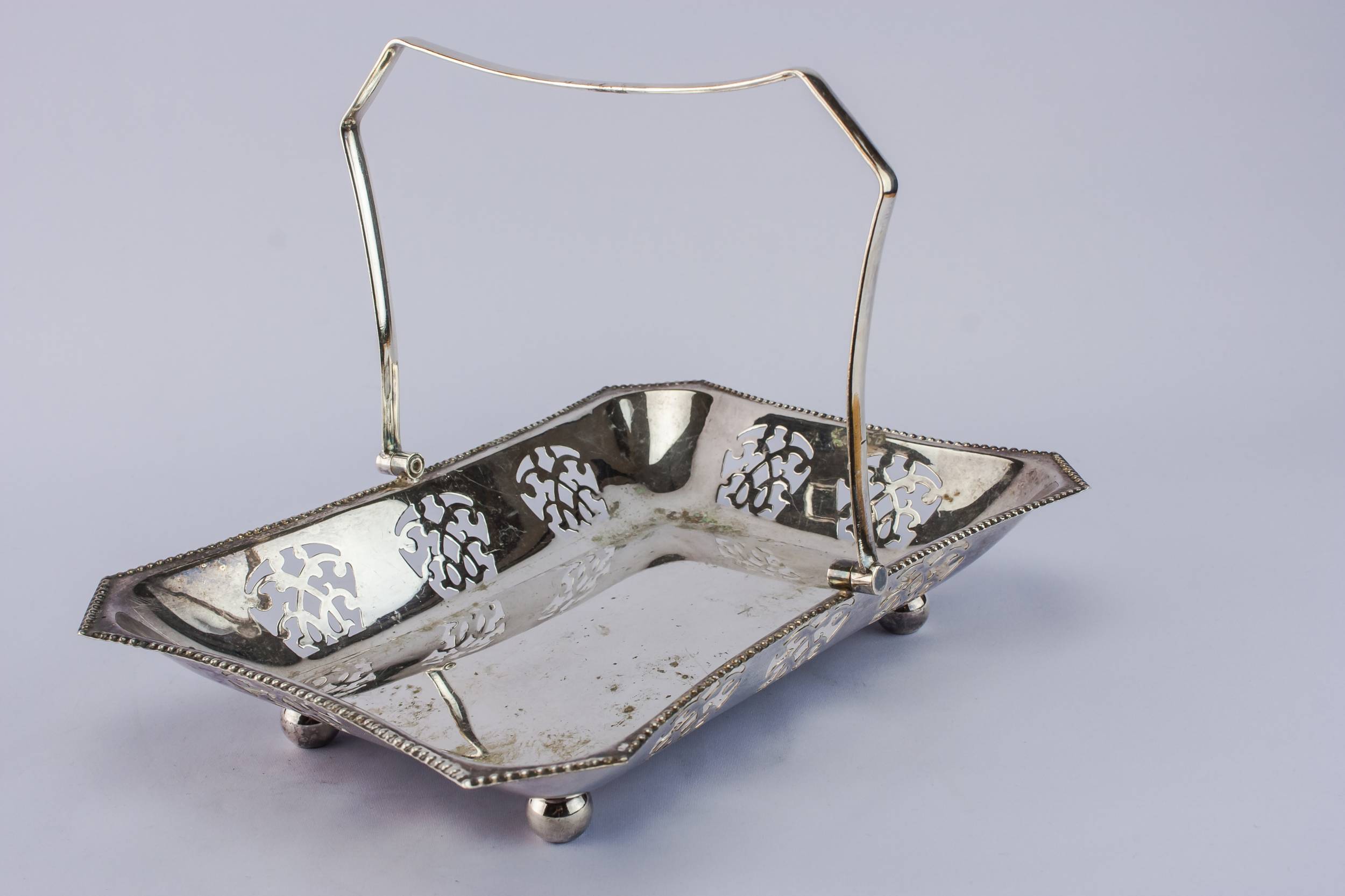 Vintage Attractive Silver — Silver plated metal bowl 1