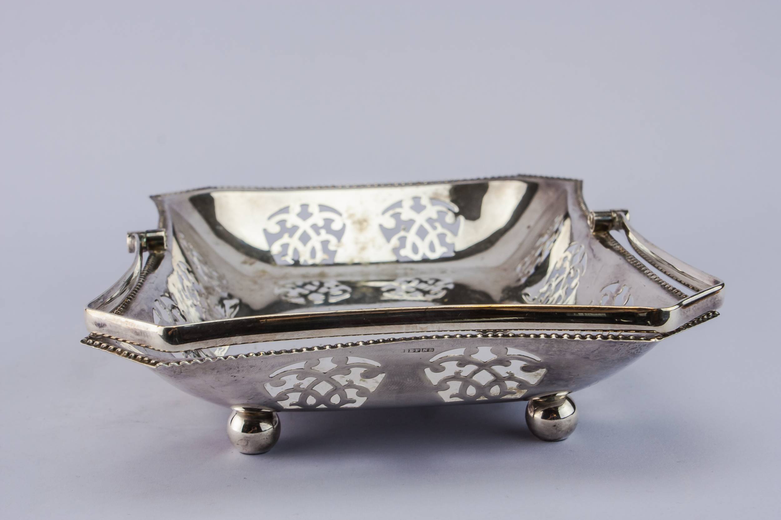 Vintage Attractive Silver — Silver plated metal bowl 2
