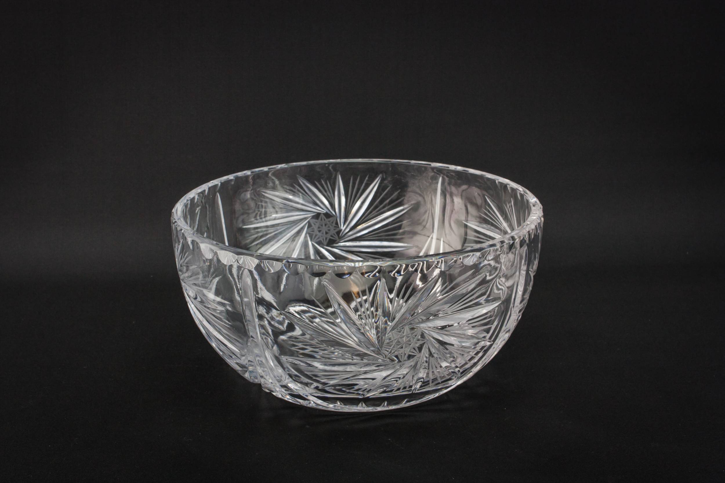 Traditional Vintage Pinwheel — Cut glass salad bowl