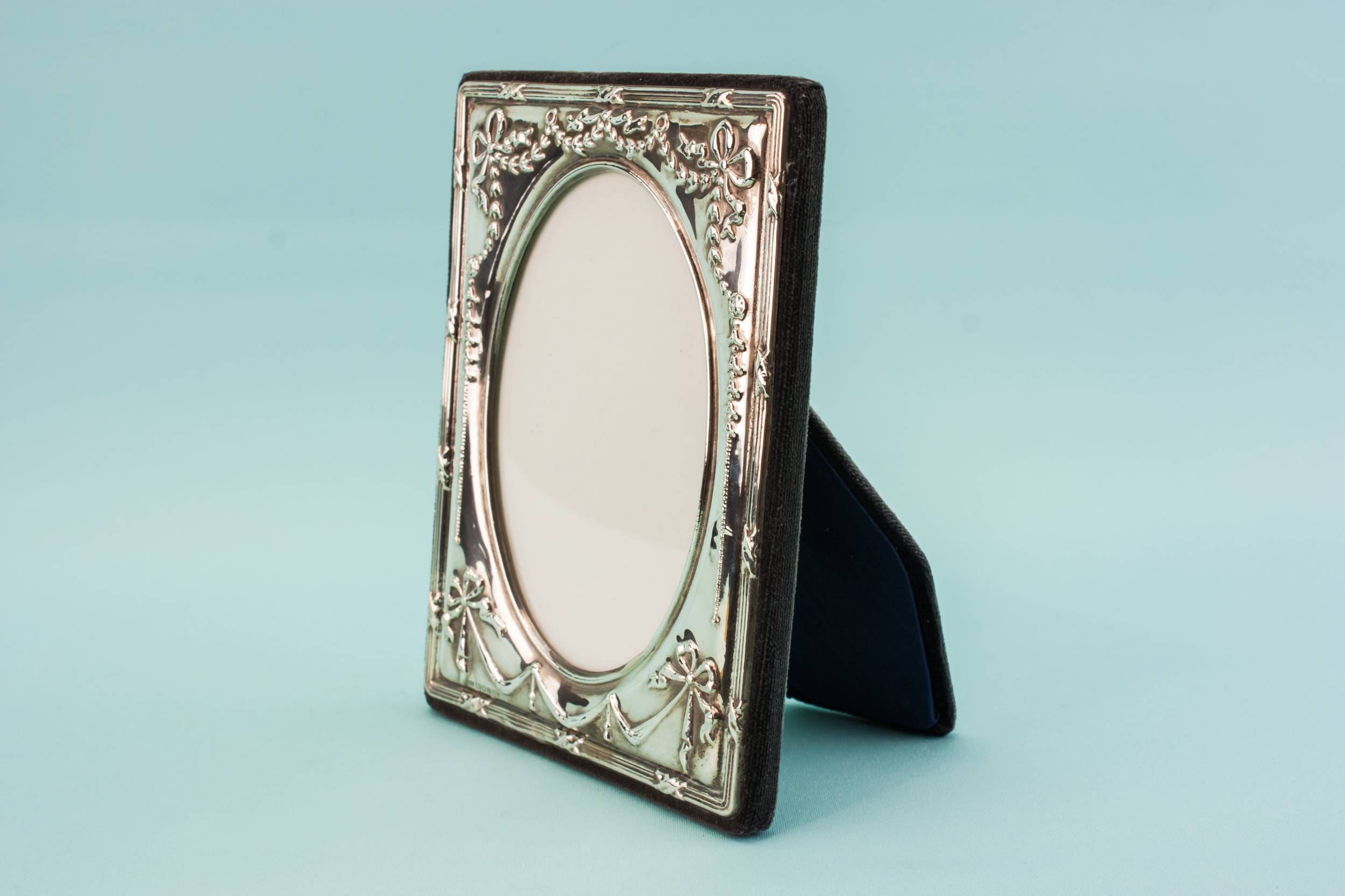 Elegant Silver Bows — Small silver frame 1