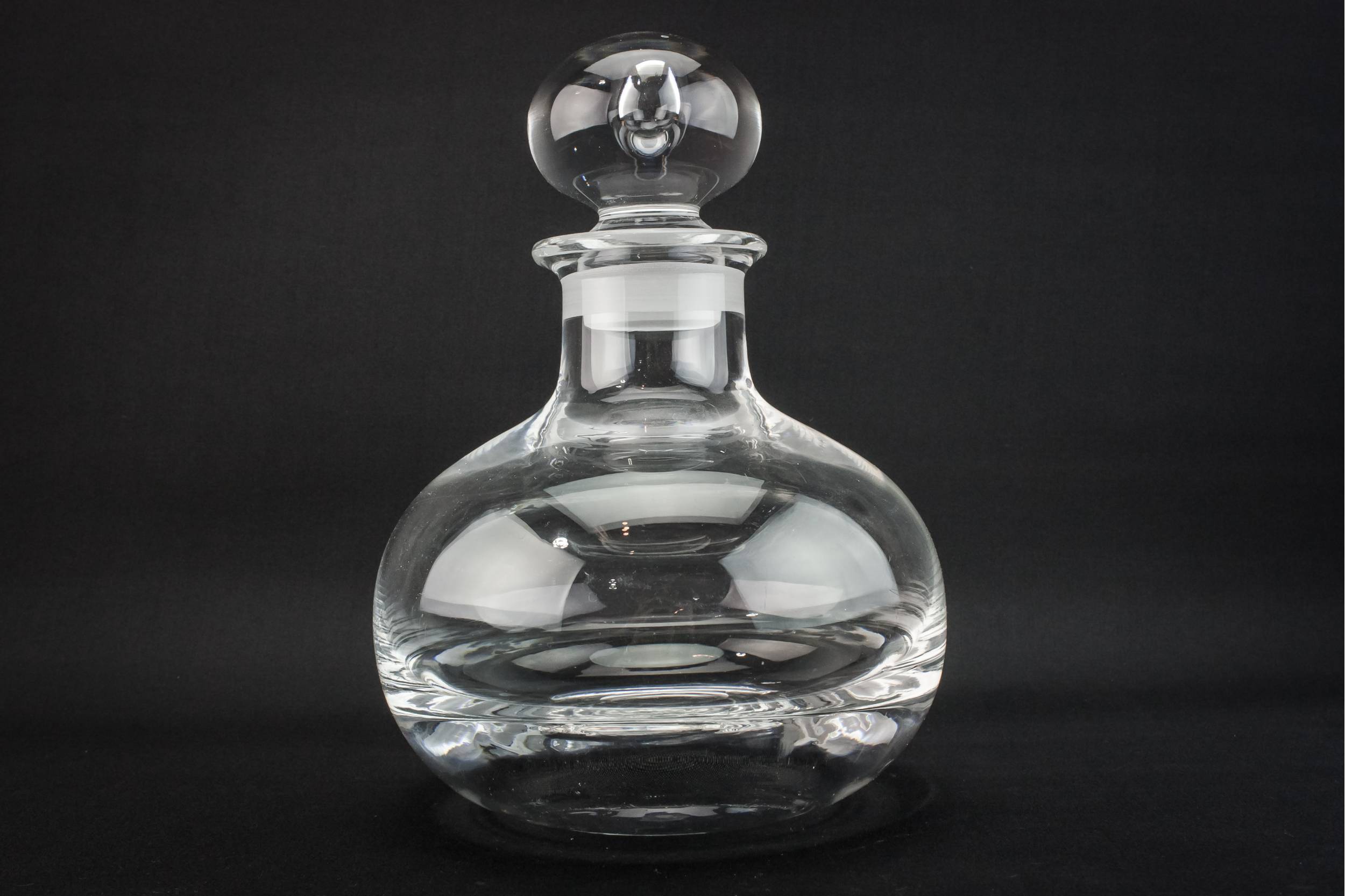 Blown Glass Elegant — Globular blown glass decanter 3